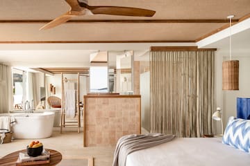 um quarto com uma cama e uma banheira