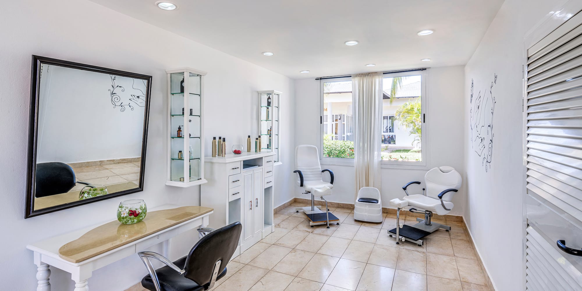 a room with chairs and a mirror