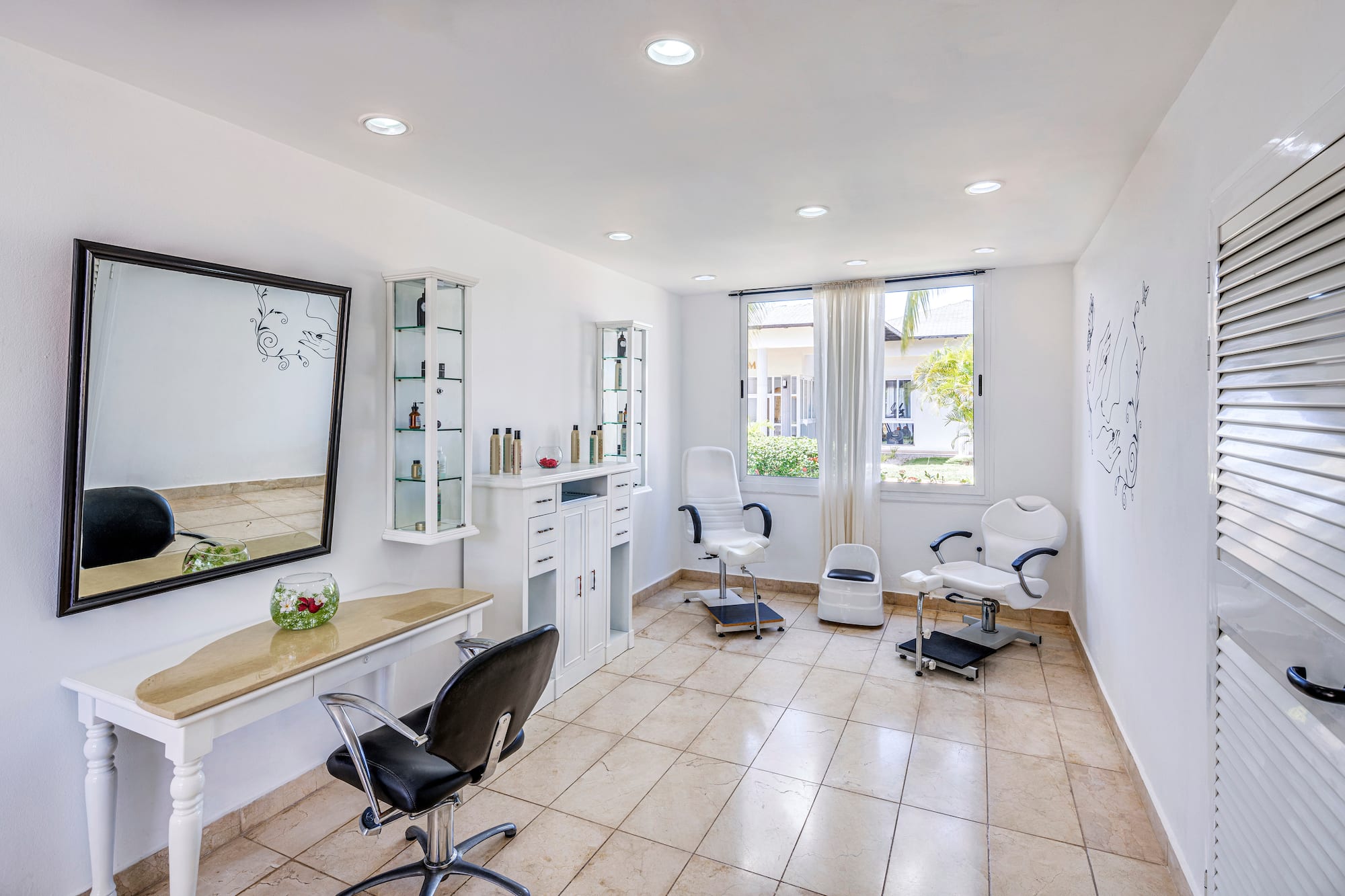 a room with chairs and a mirror