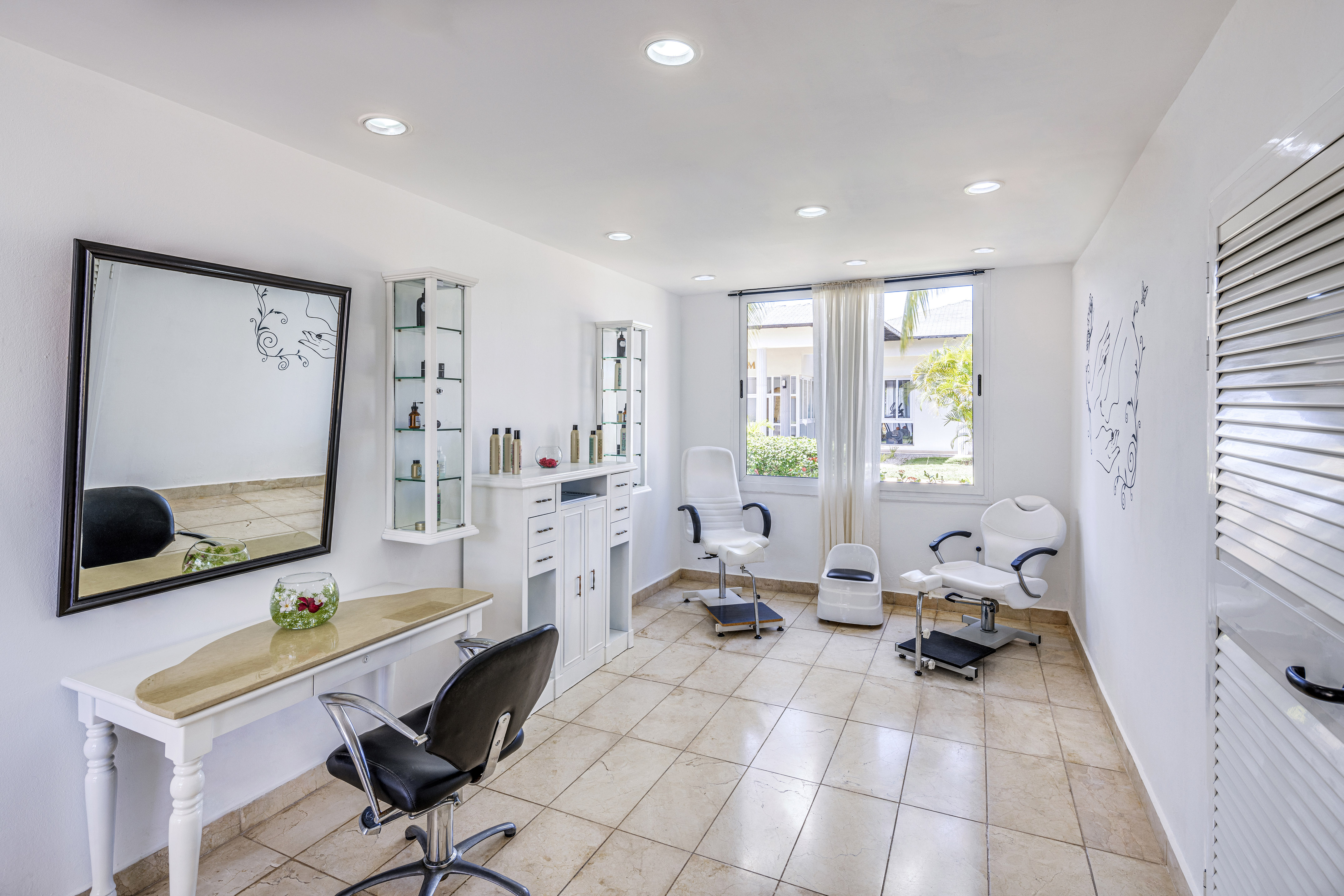 a room with chairs and a mirror