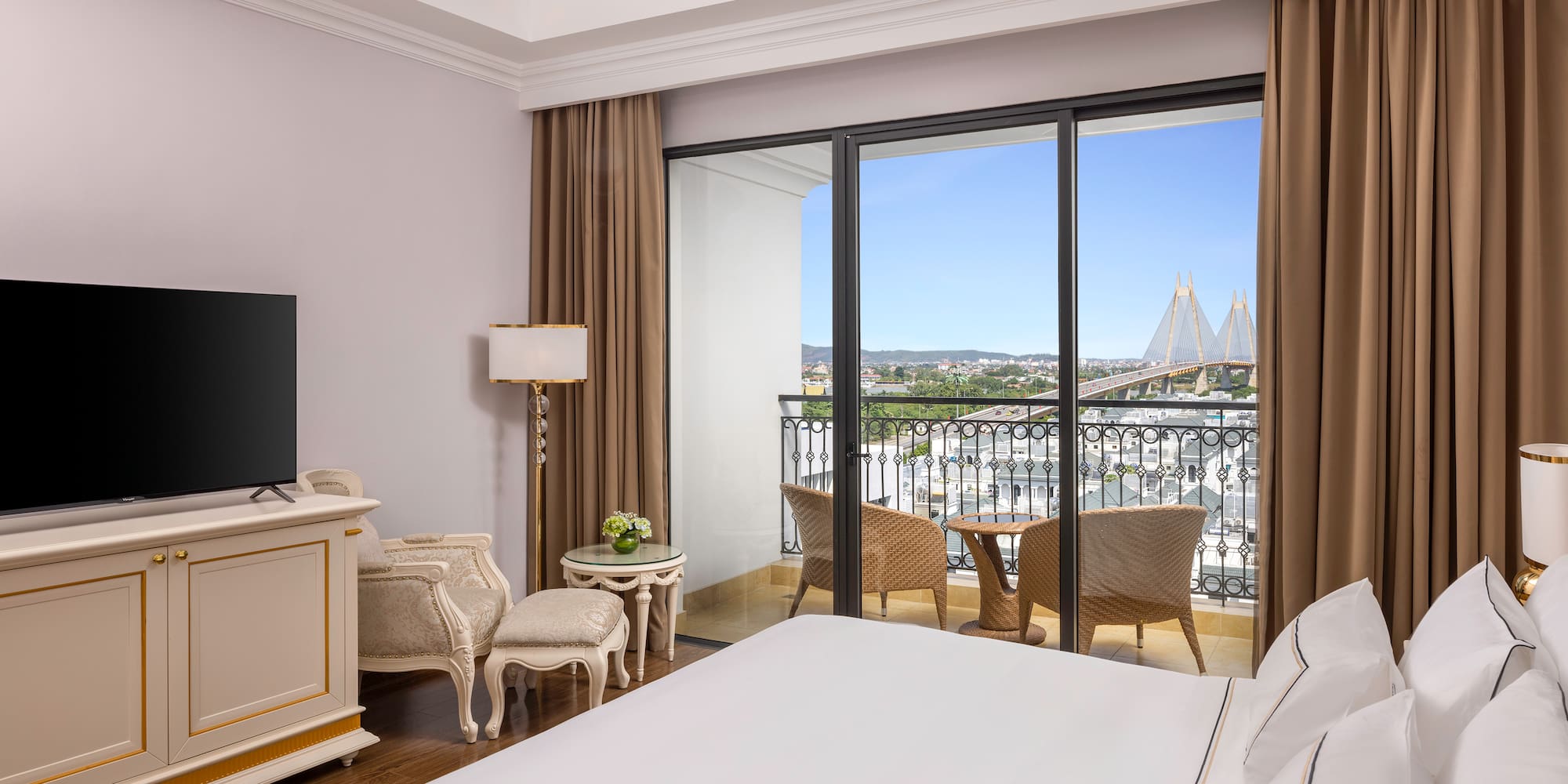 uma sala com cadeiras e uma mesa