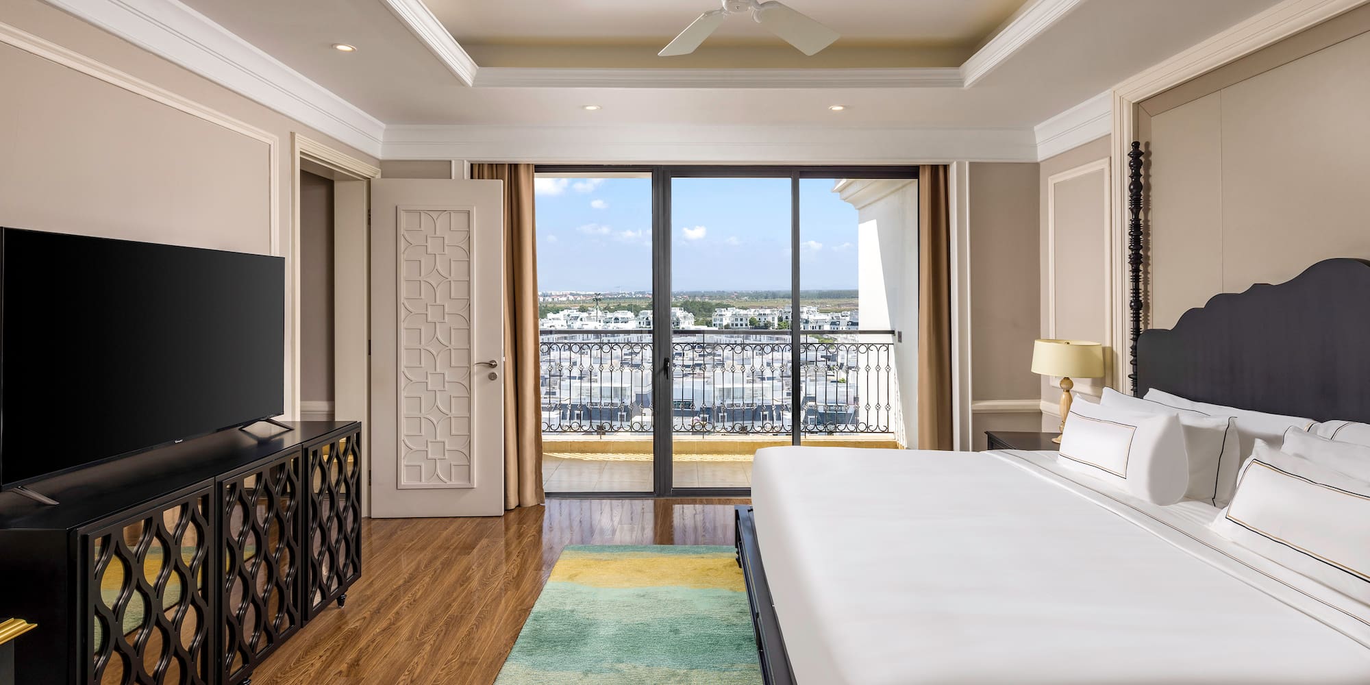 um quarto com uma cama grande e uma televisão