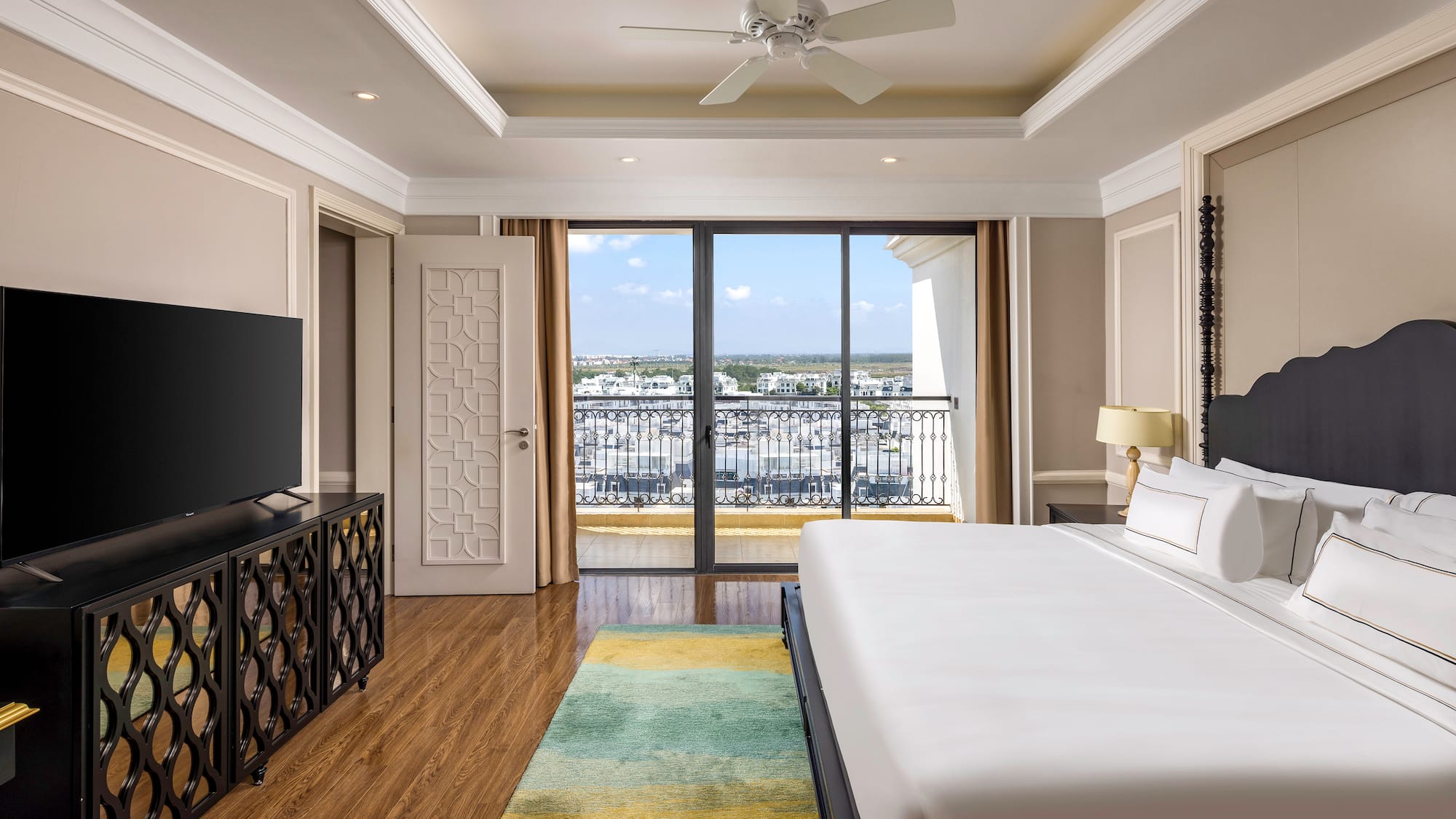 um quarto com uma cama grande e uma televisão