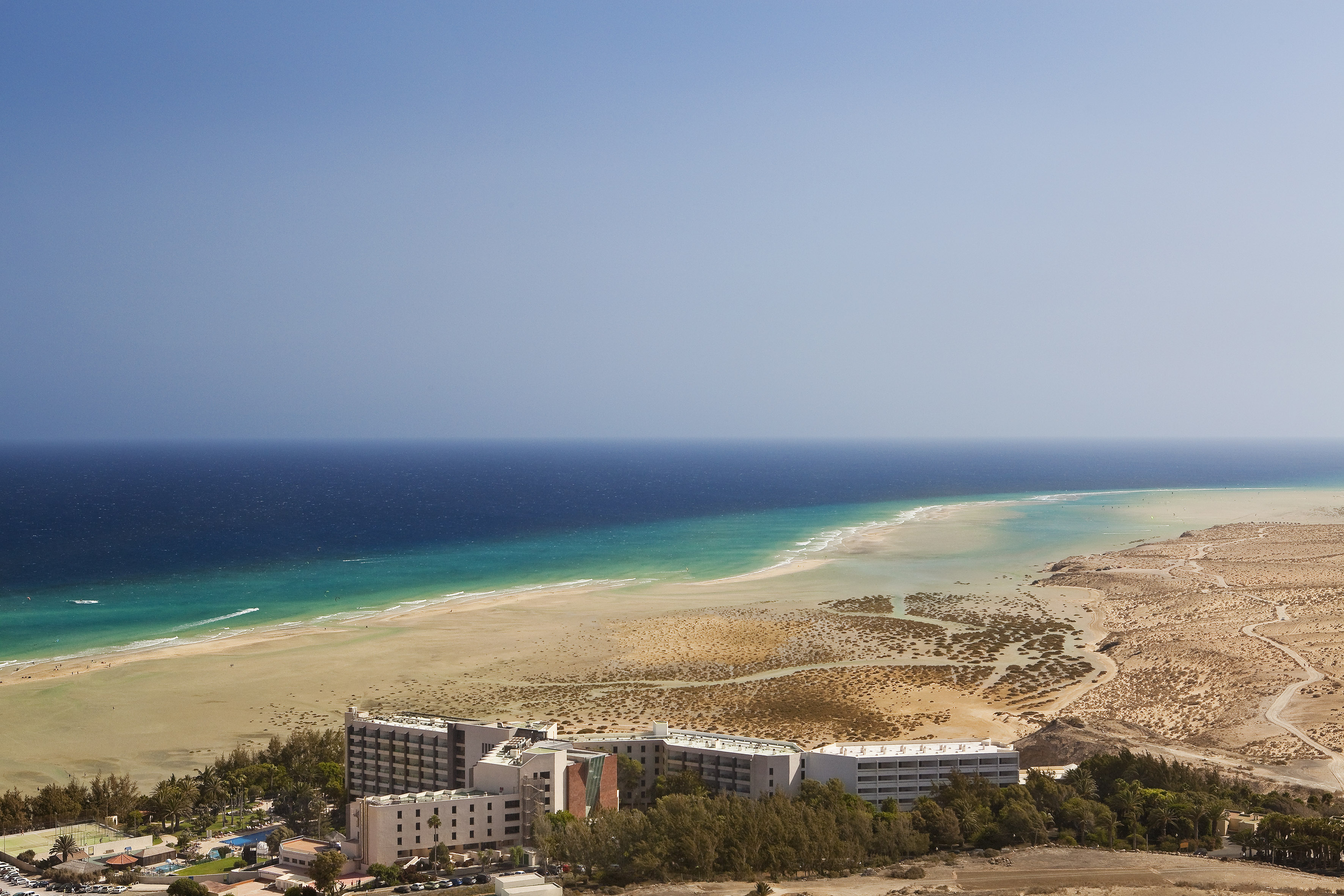 Hotel en Fuerteventura, playa con lagunas de marea y mar turquesa.