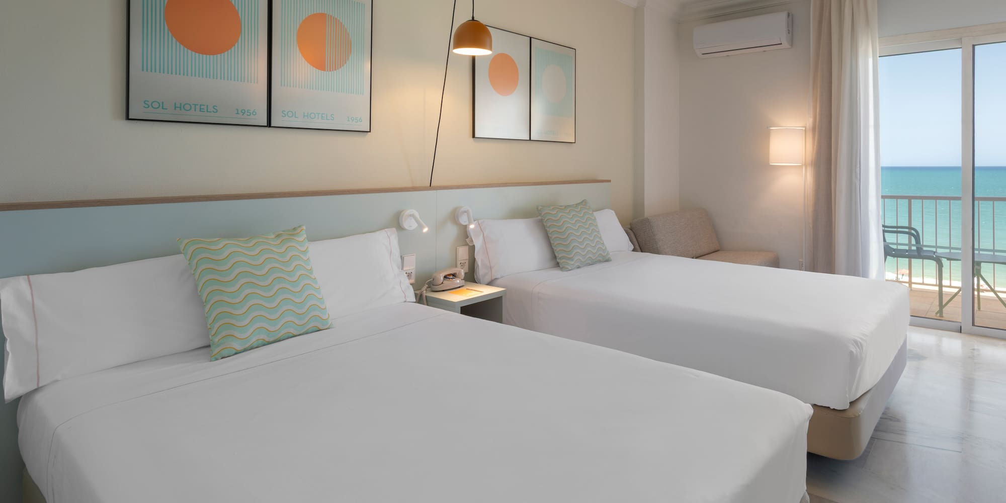 Habitación doble de hotel Sol Hotels con balcón y vista a la playa.