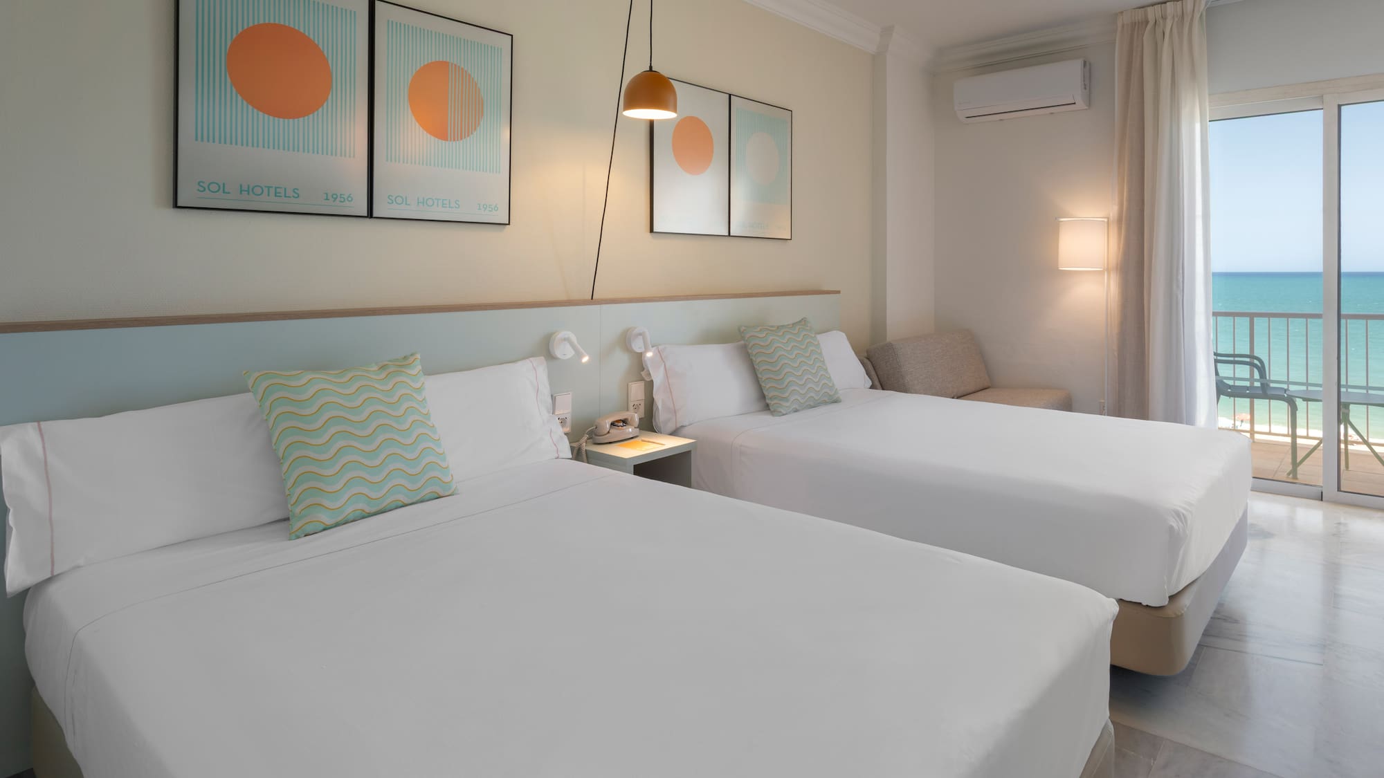 Habitación doble de hotel Sol Hotels con balcón y vista a la playa.
