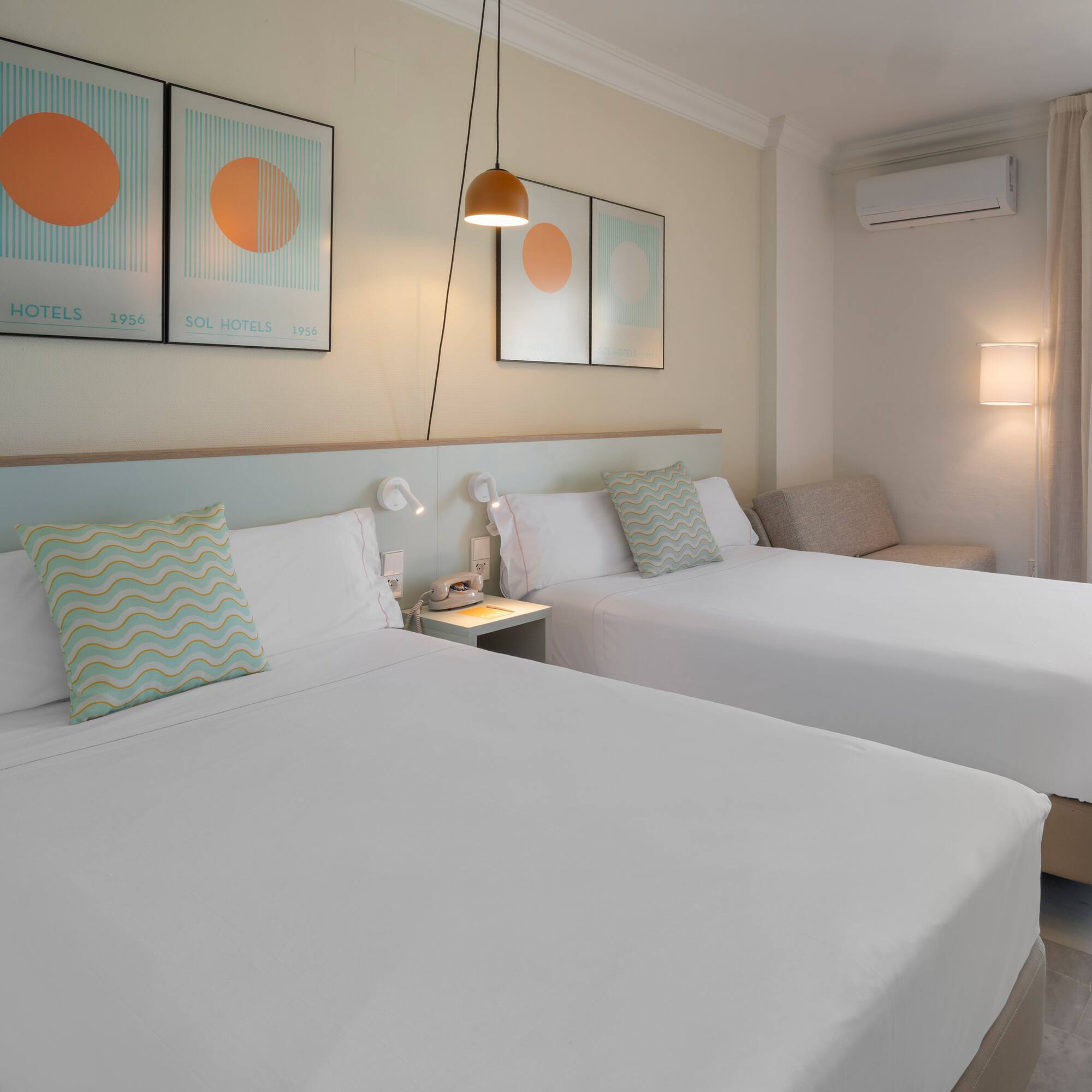 Habitación doble de hotel Sol Hotels con balcón y vista a la playa.
