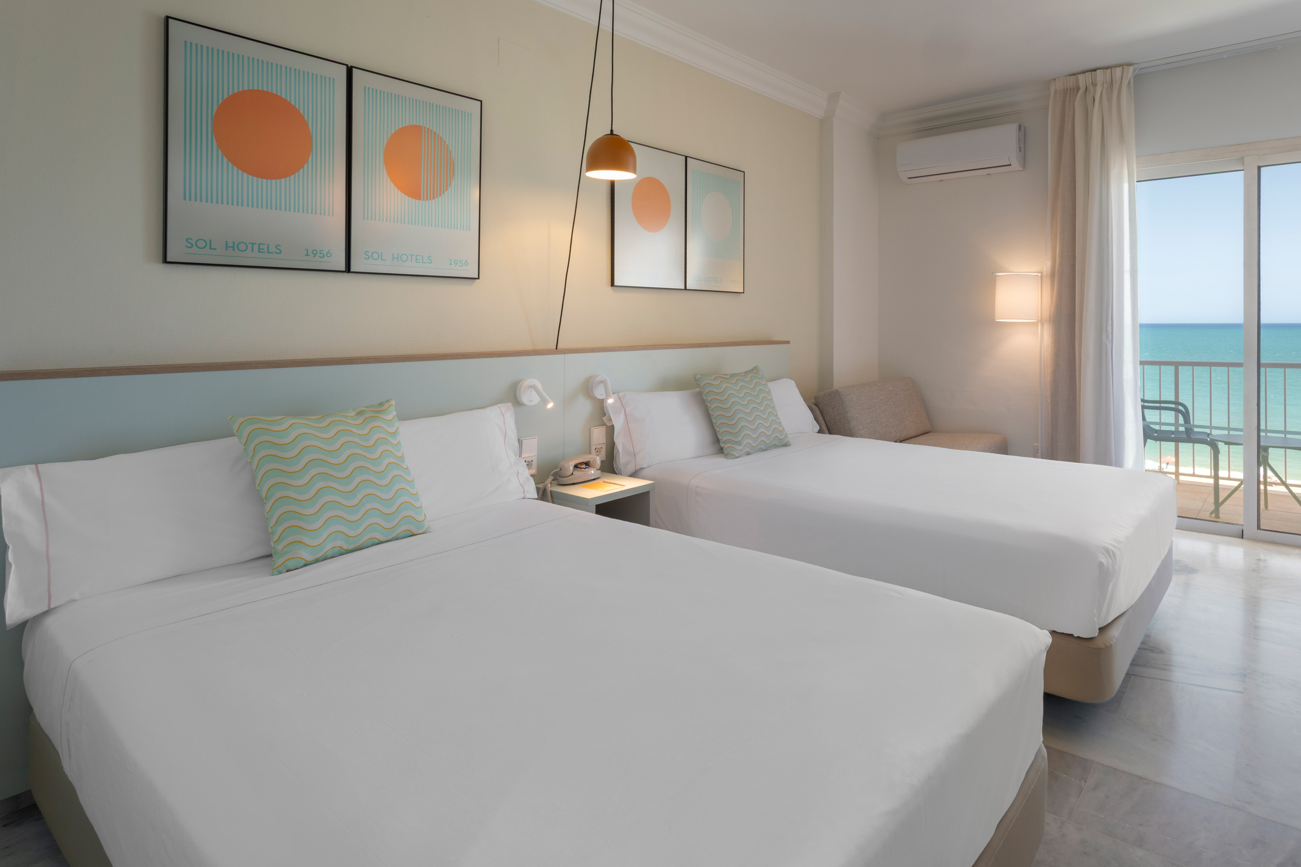 Habitación doble de hotel Sol Hotels con balcón y vista a la playa.
