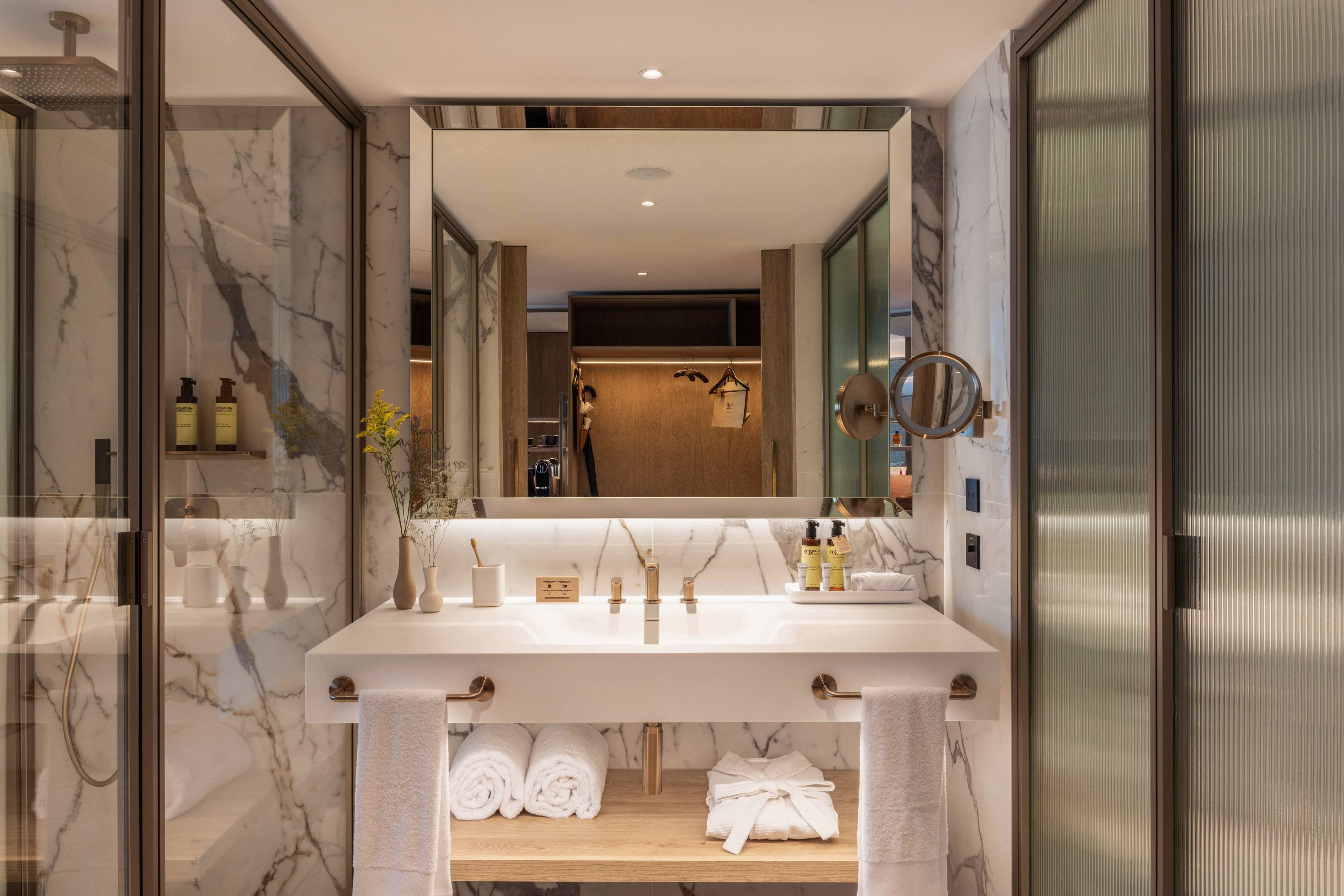 ME Lisbon · salle de bain marbre grand miroir double vasque