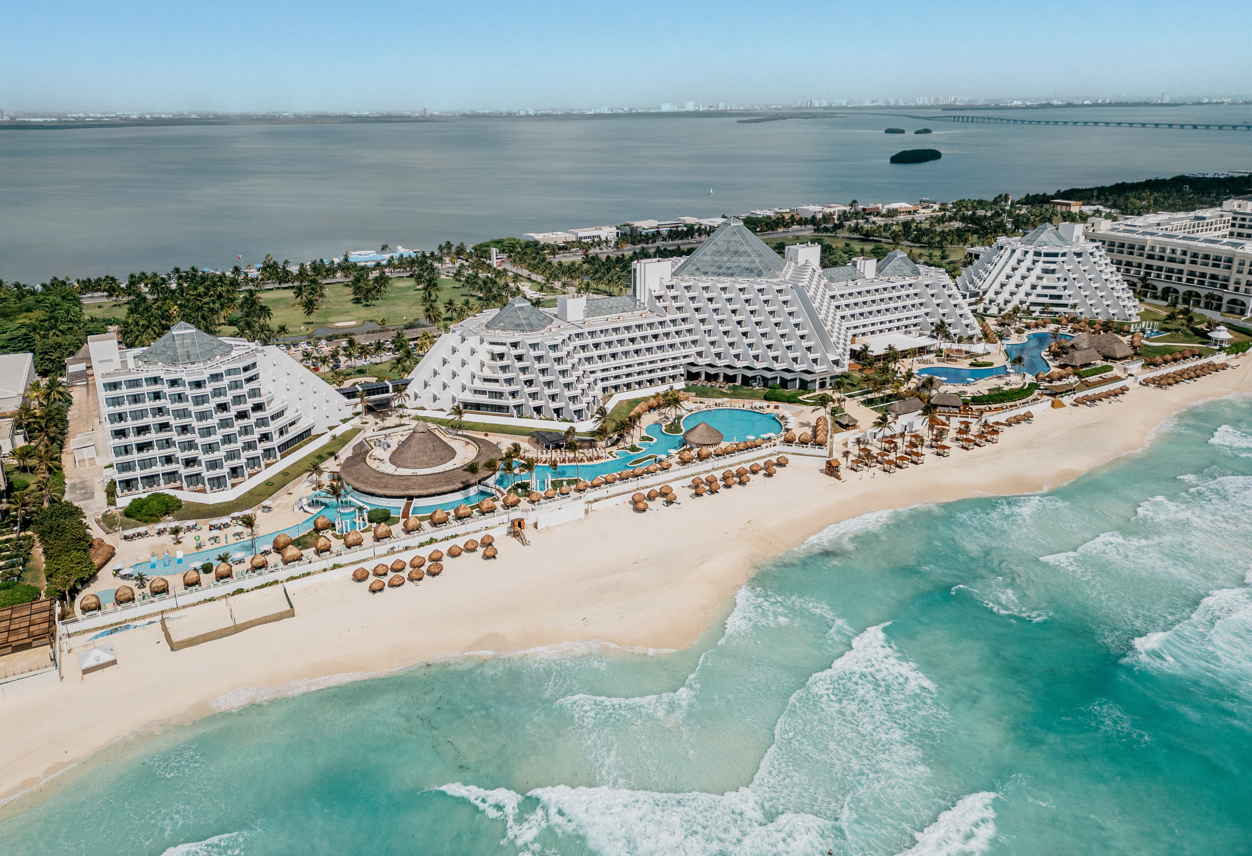 Cancún resort, vista aérea playa, piscinas y mar turquesa Caribe.
