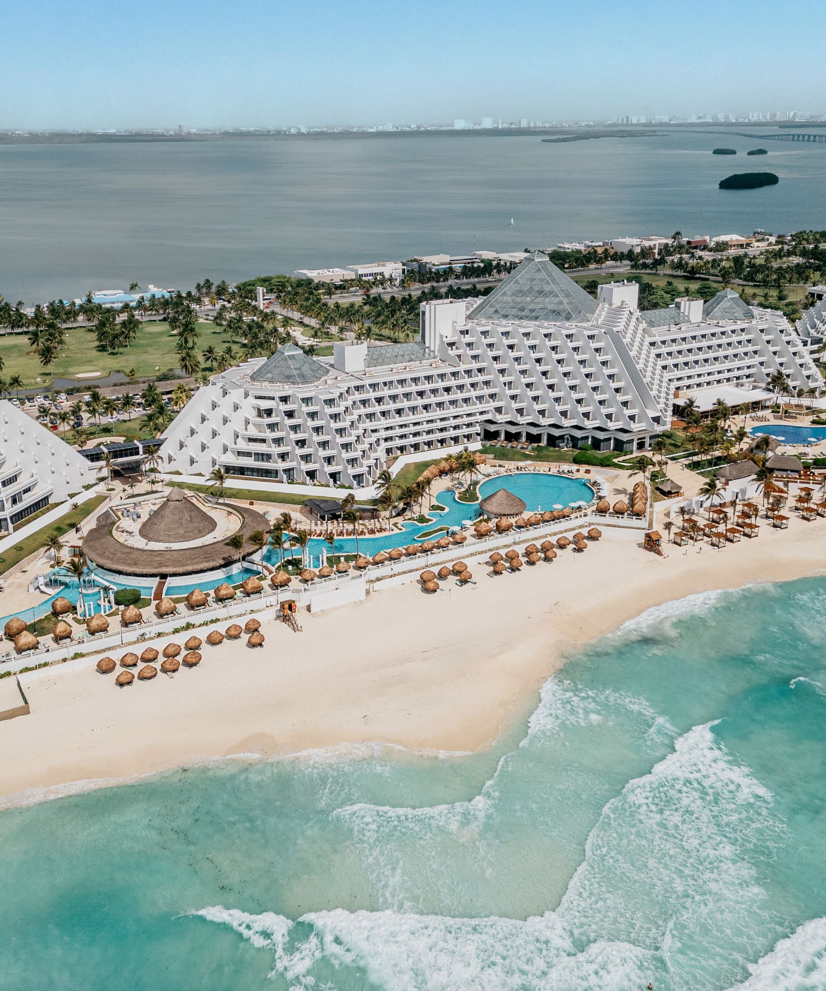 Cancún resort, vista aérea playa, piscinas y mar turquesa Caribe.