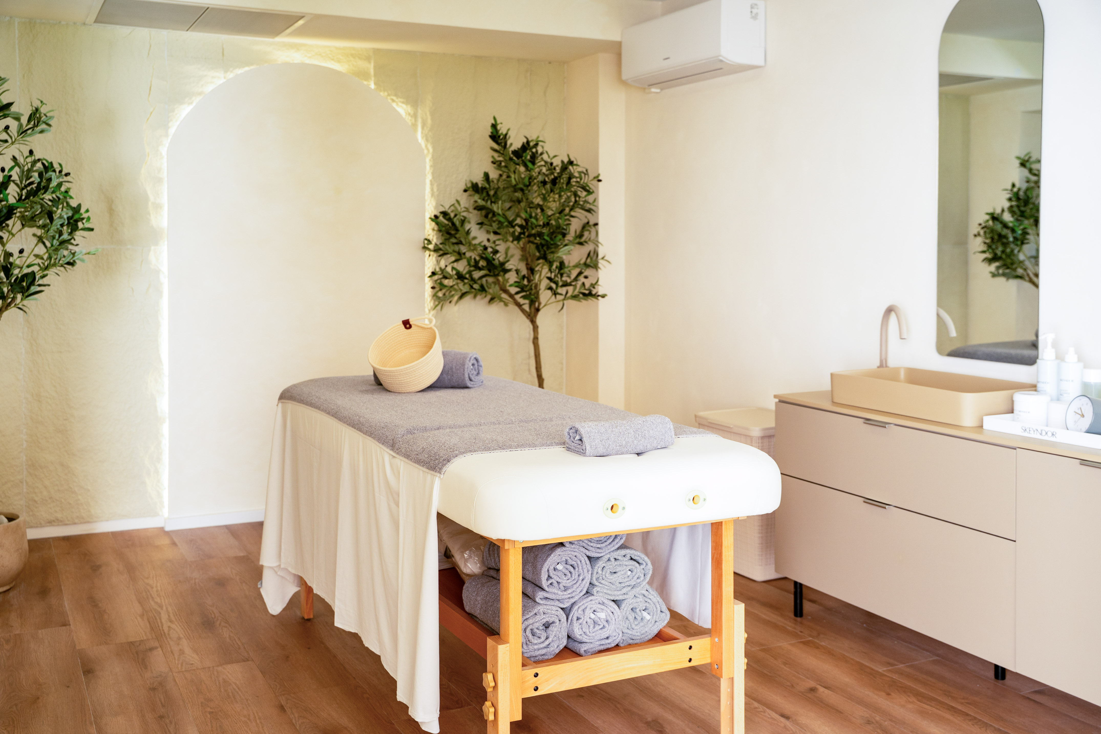 Camilla de masaje profesional en sala de spa para relajación y tratamientos.