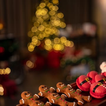 a group of gingerbread men and cookies on a table