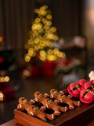 a group of gingerbread men and cookies on a table