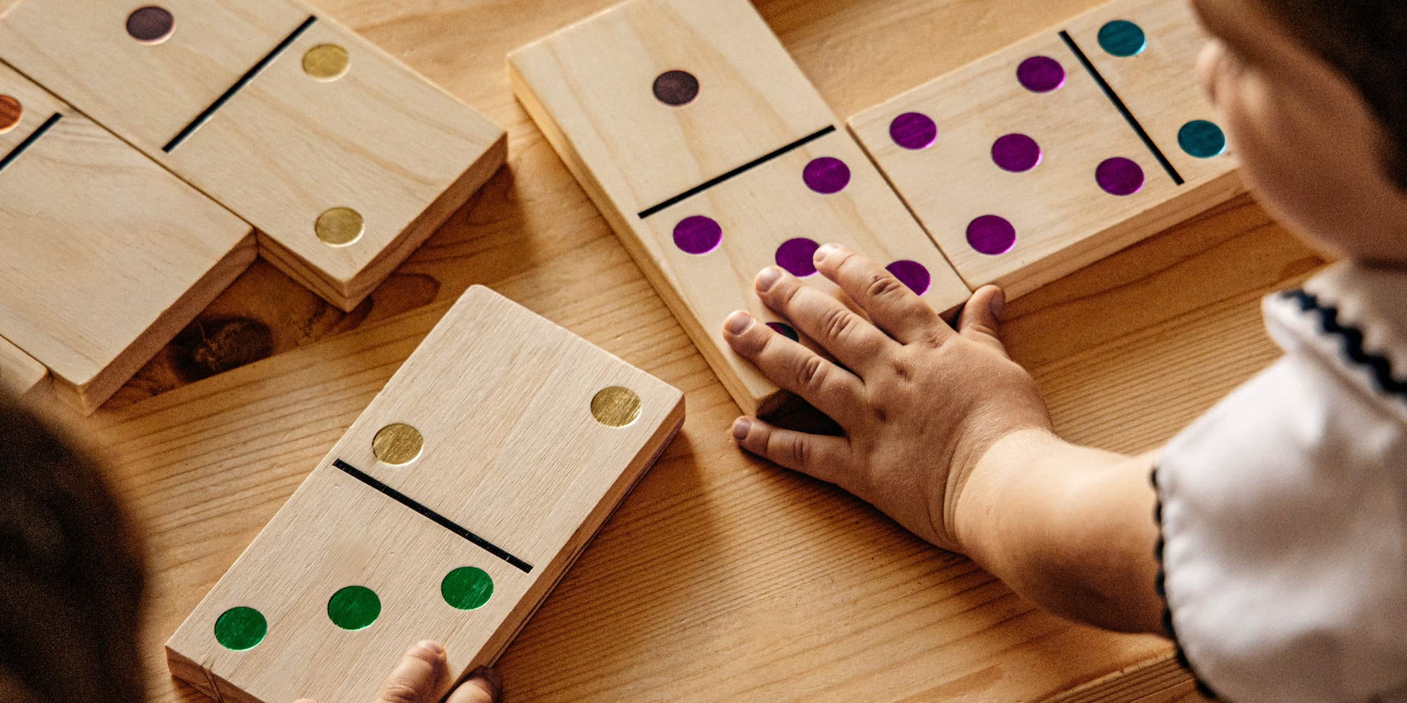 a child playing with dominoes