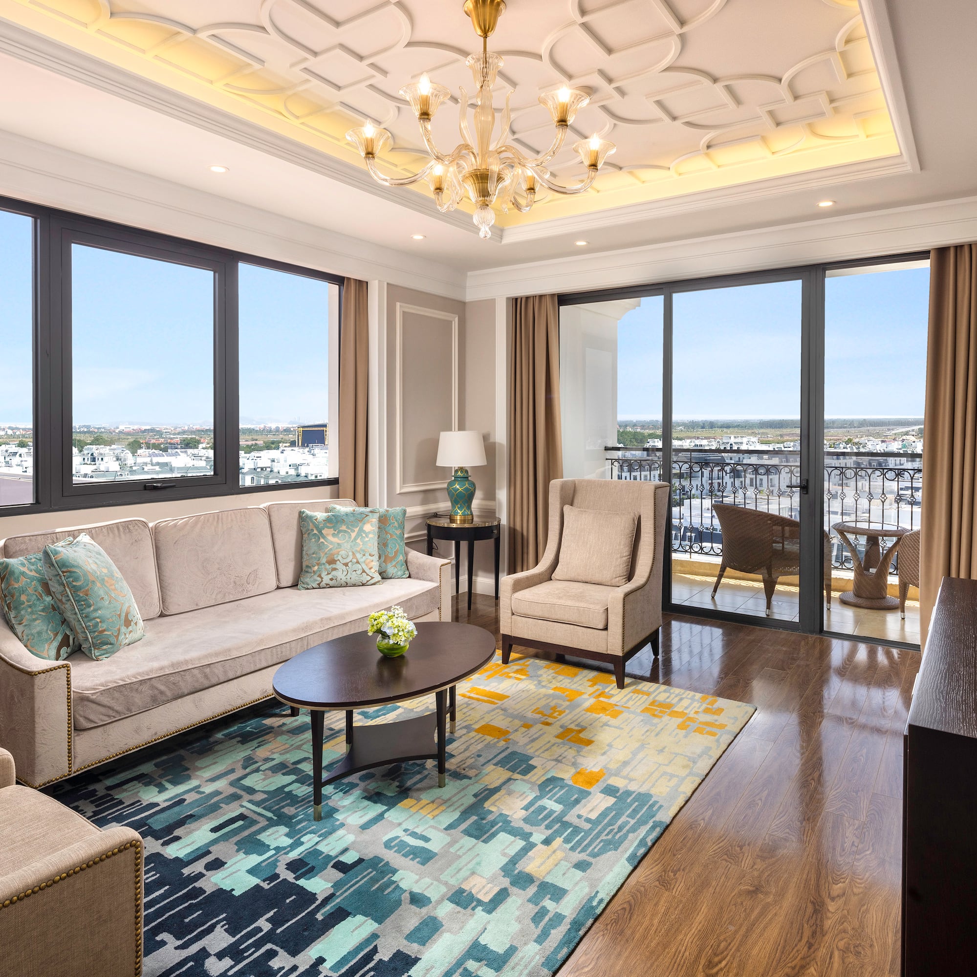 un salon avec un lustre et des canapés