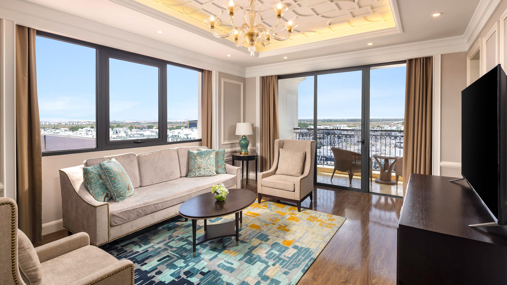 uma sala de estar com um lustre e sofás