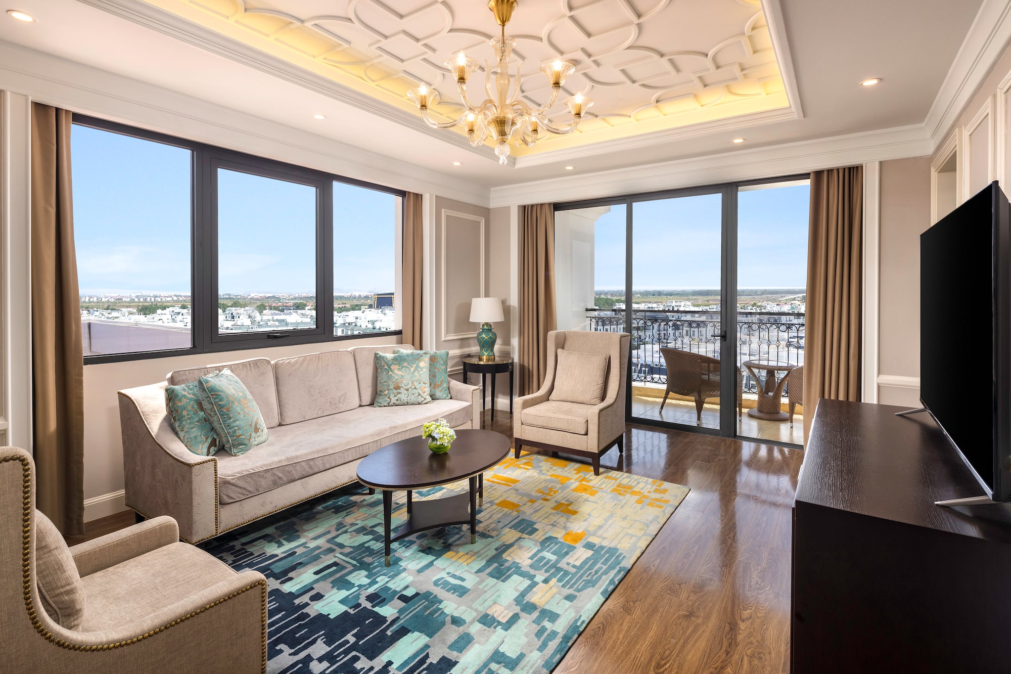 phòng khách có đèn chùm và ghế dài