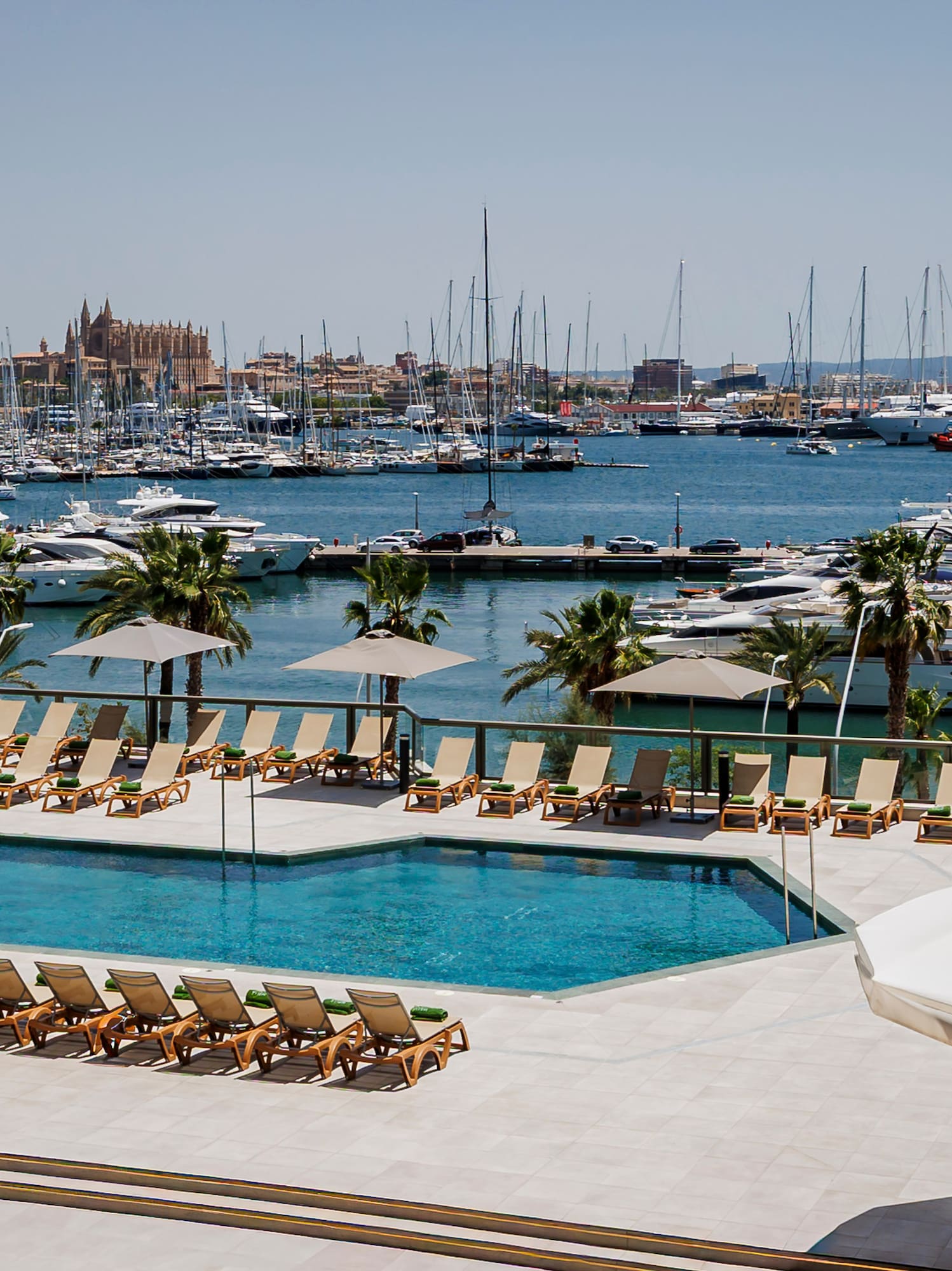 Piscina con vistas al puerto de Palma, yates y Catedral de Mallorca.