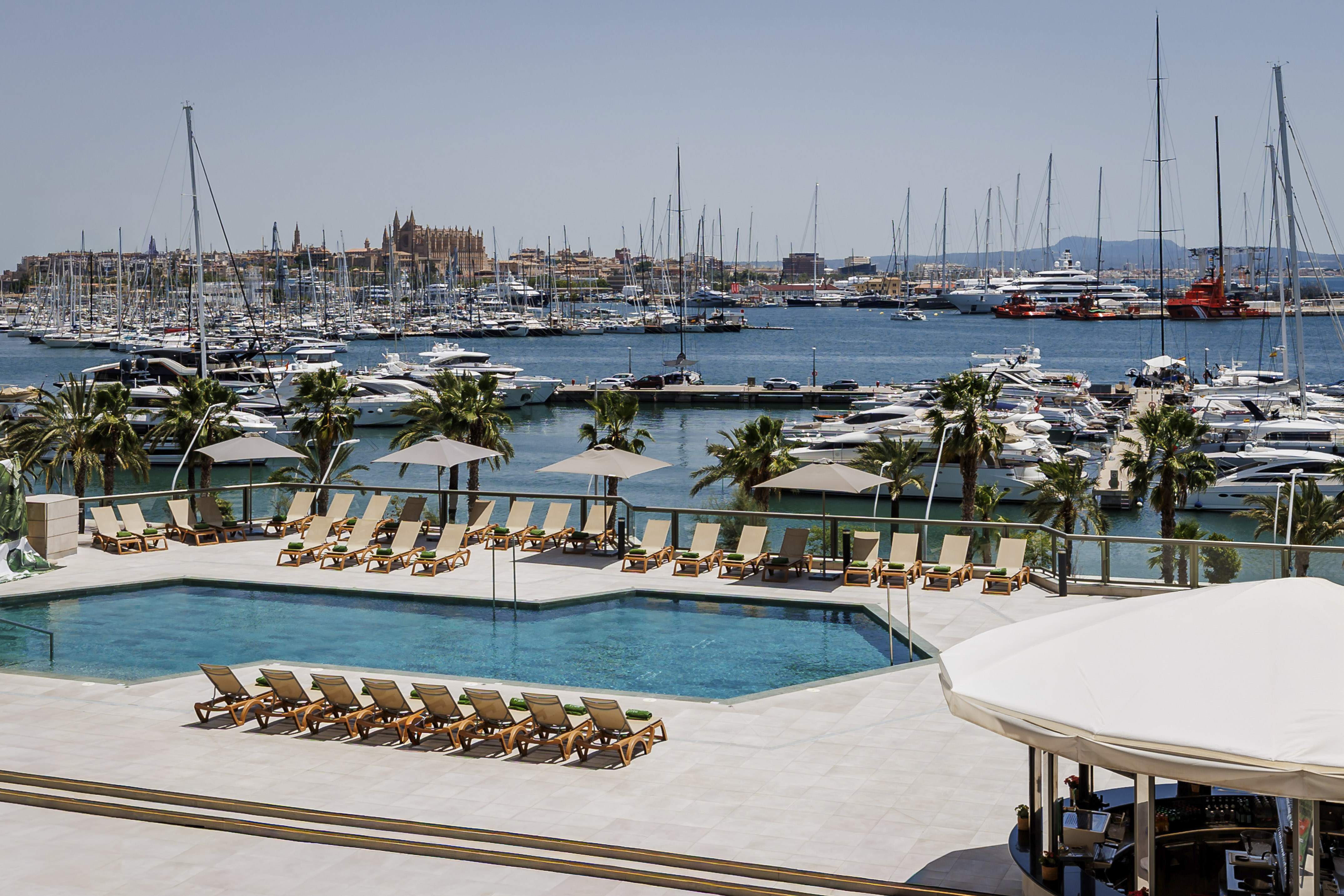 Piscina con vistas al puerto de Palma, yates y Catedral de Mallorca.