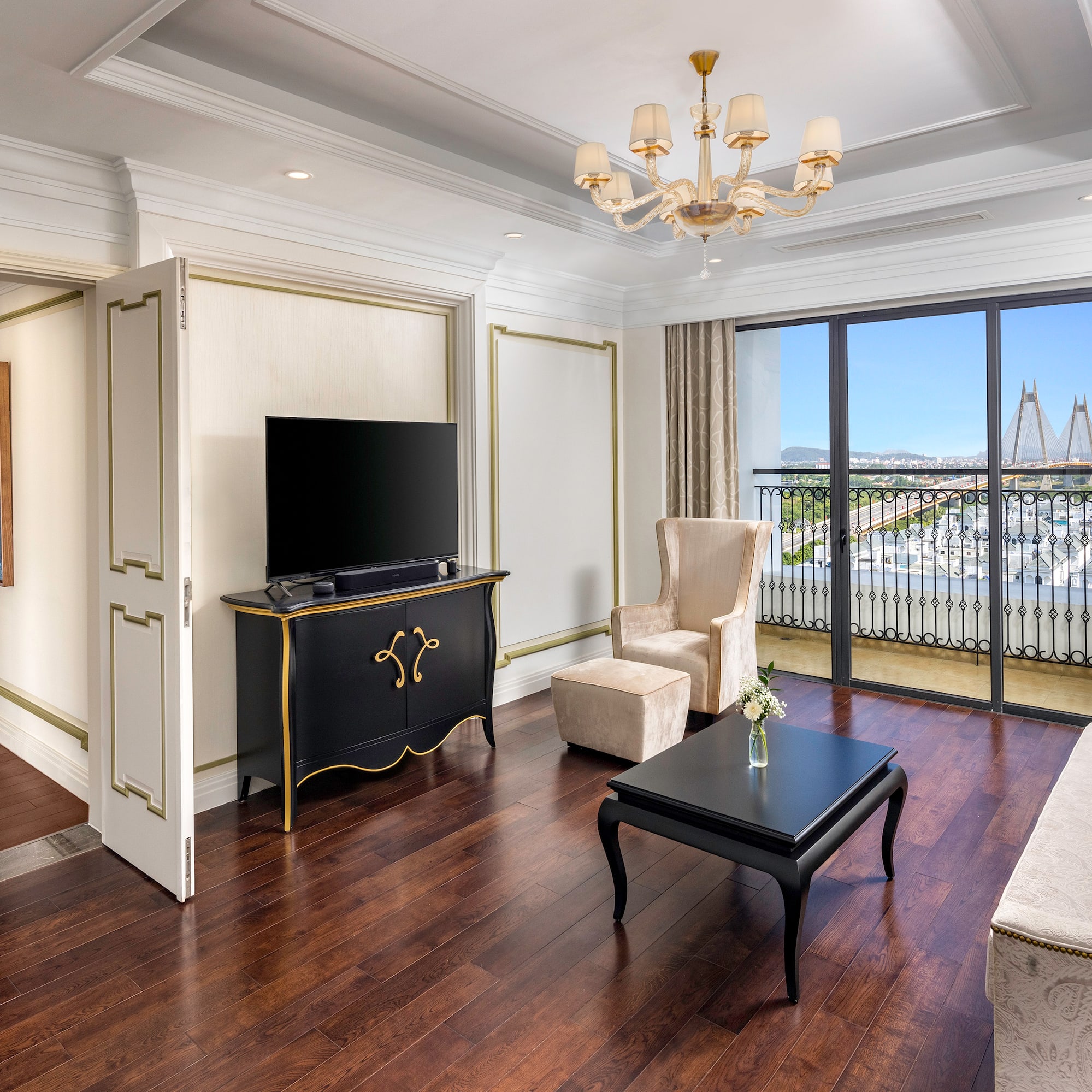 un salon avec une télévision et une table