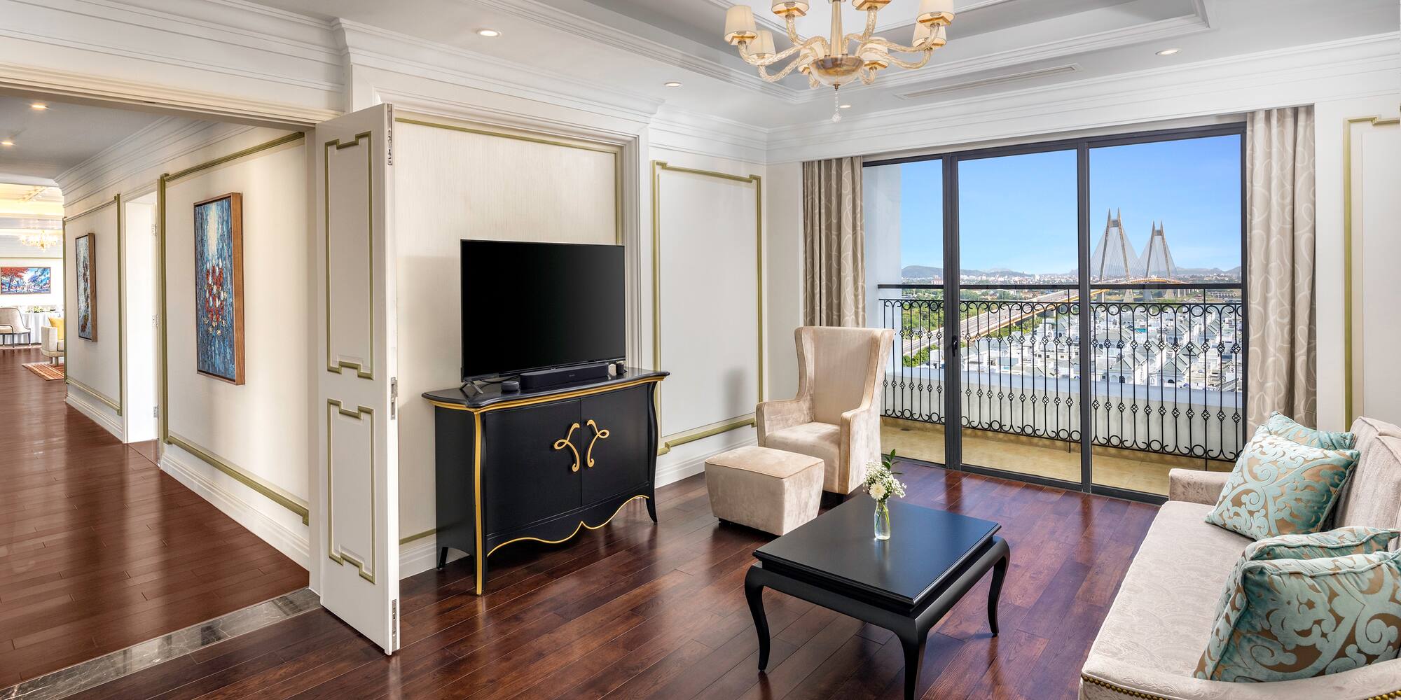 uma sala de estar com uma televisão e uma mesa