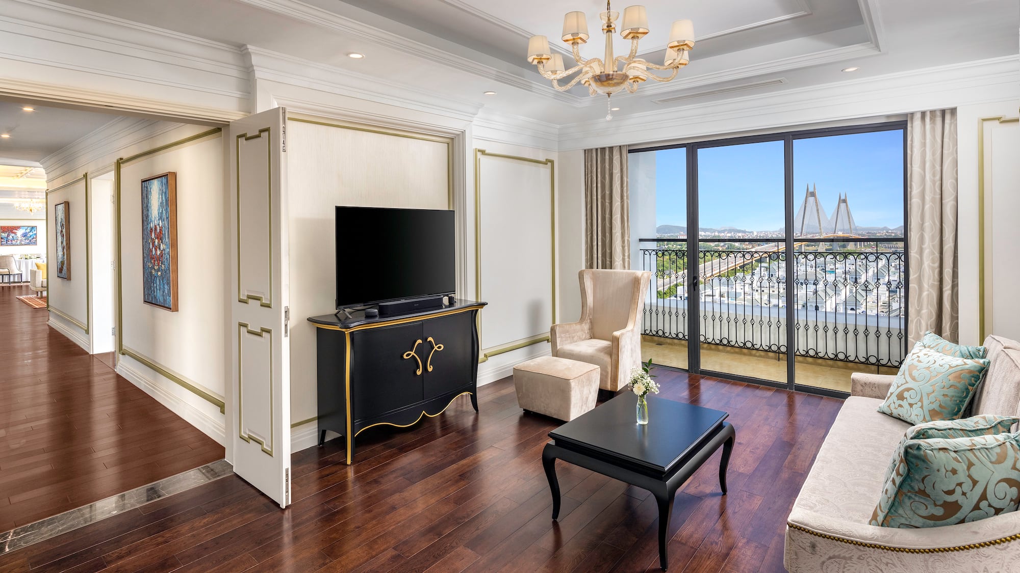 uma sala de estar com uma televisão e uma mesa