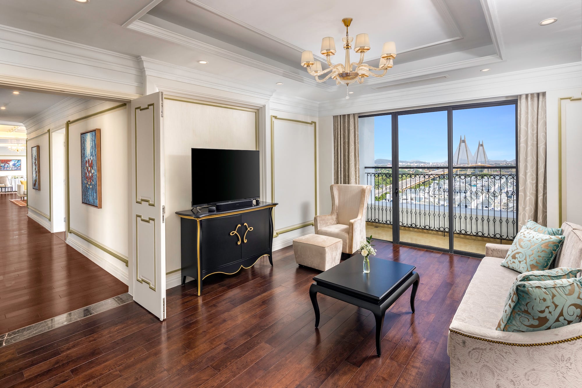 phòng khách có tivi và bàn