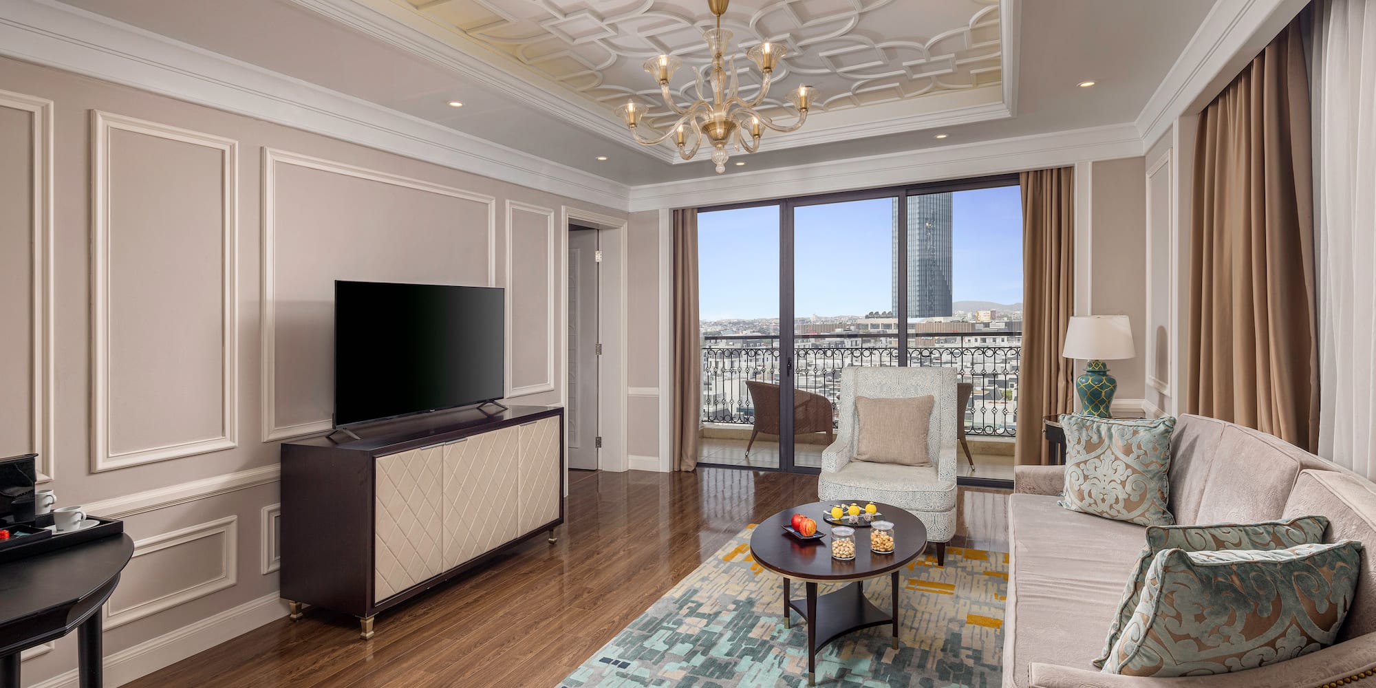 tòa nhà rộng lớn màu trắng có cột và mái vòm