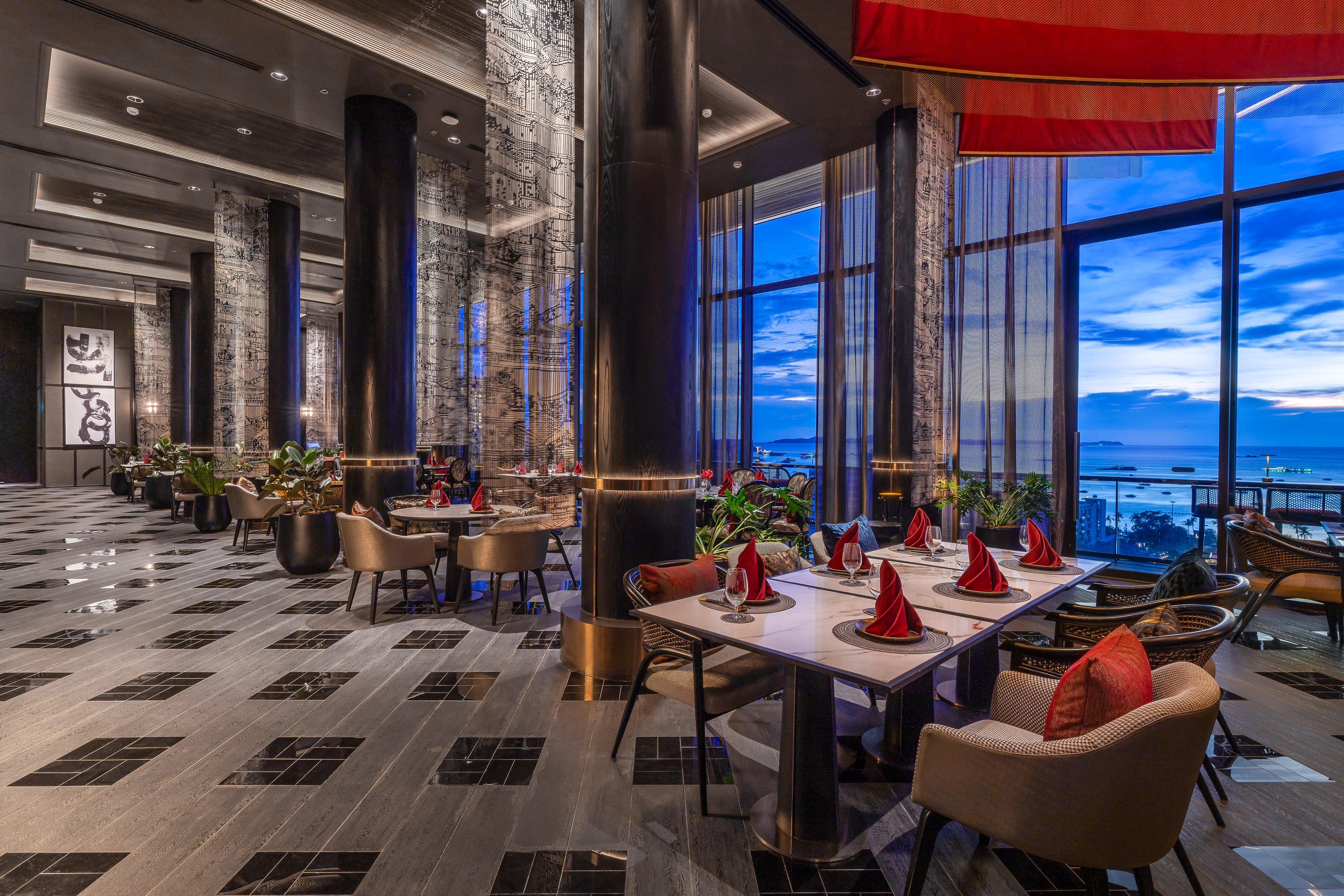 Upscale restaurant interior with evening ocean view and elegant dining tables. - Nhà hàng Trung Quốc Yítong & Sky Bar, Ẩm thực Trung Hoa - Meliá Pattaya Hotel, Pattaya