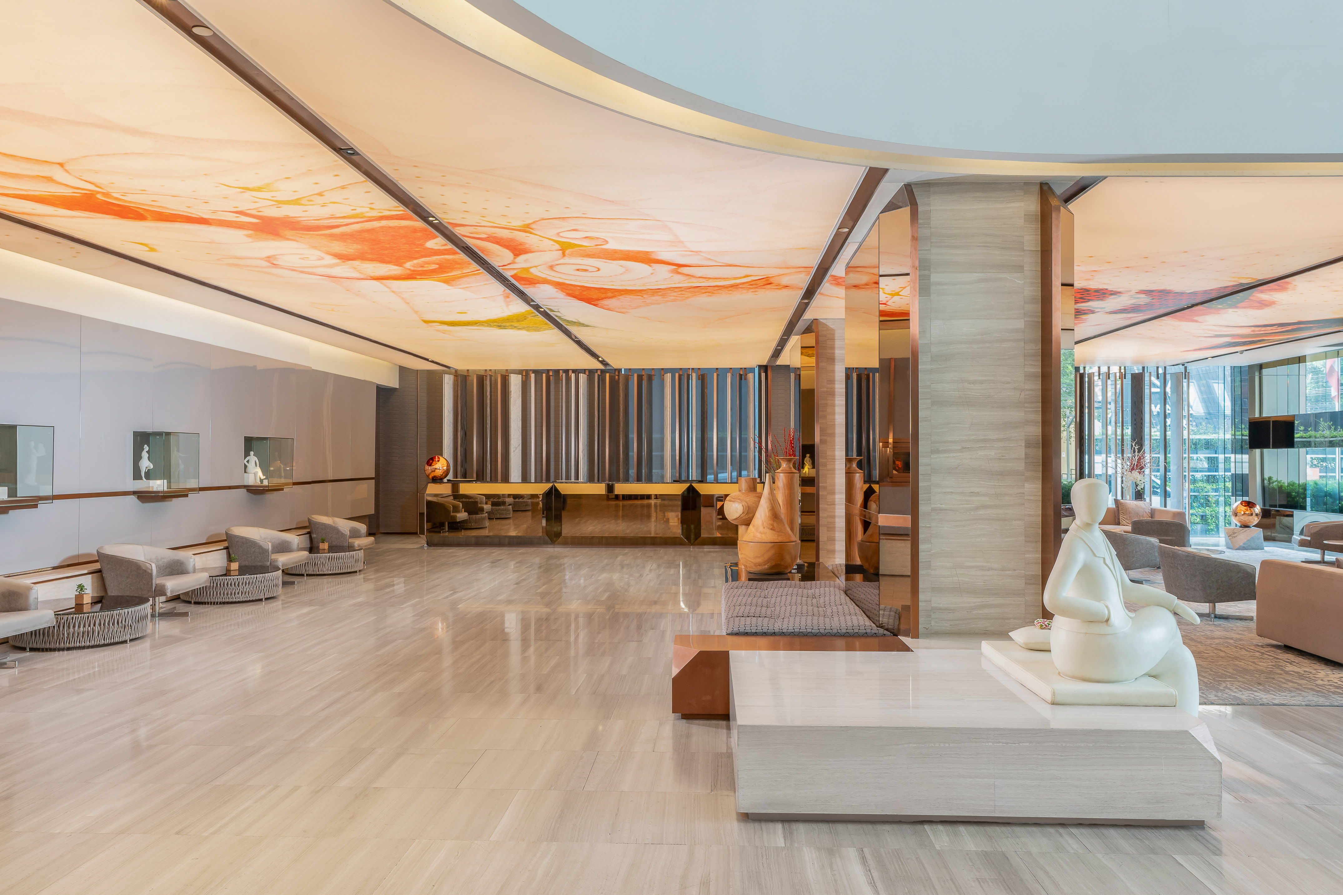 تصميم داخلي واسع وفاخر لردهة فندق عصرية مع سقف مضيء فريد ومنحوتة بيضاء دقيقة. - The Kasem House Bangkok Hotel Affiliated by Meliá, بانكوك