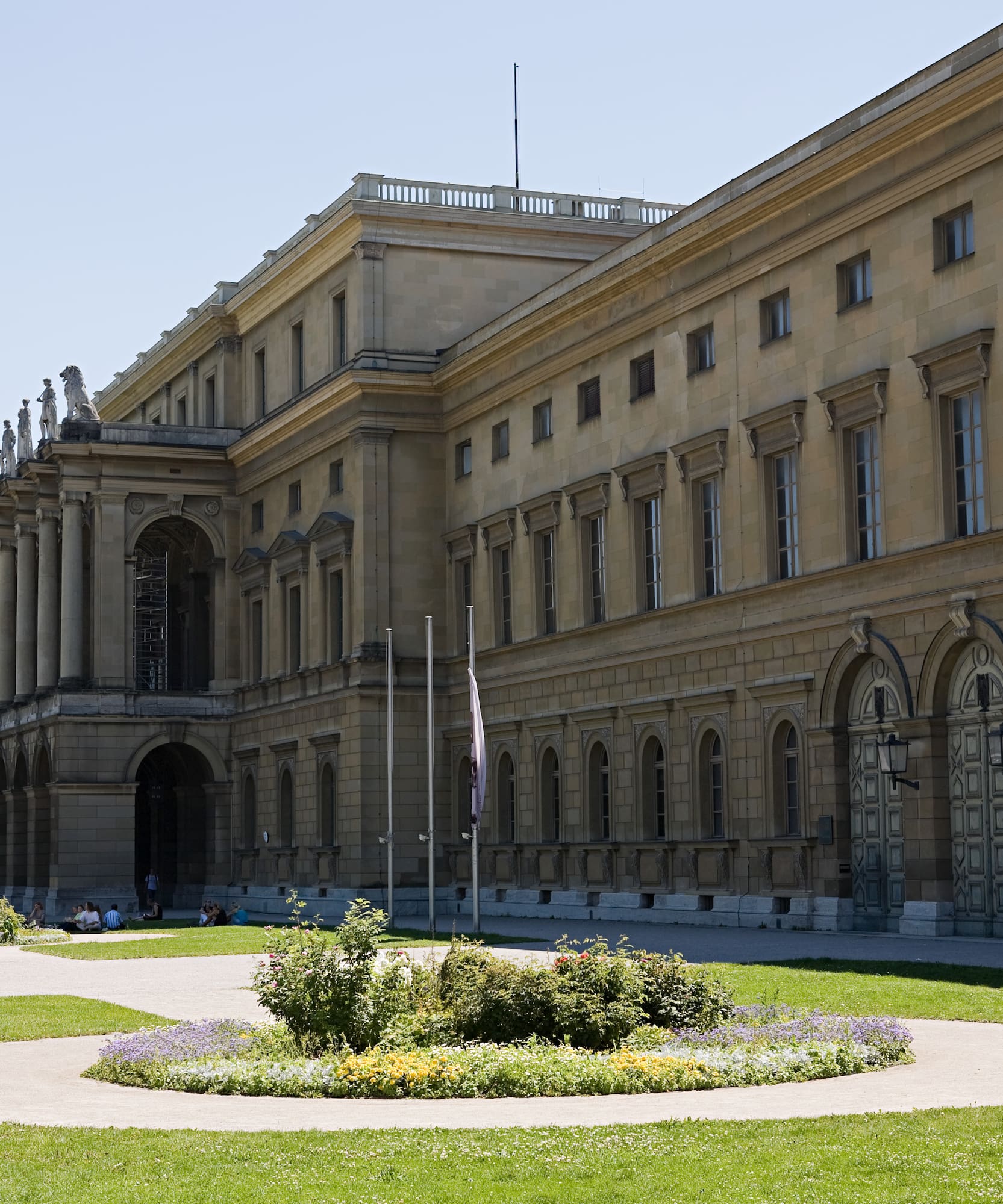 Palacio Residenz Múnich: fachada clásica, columnas, estatuas y jardín.