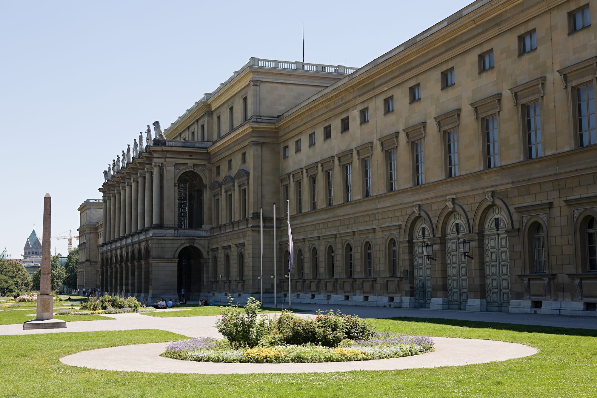 Palacio Residenz Múnich: fachada clásica, columnas, estatuas y jardín.