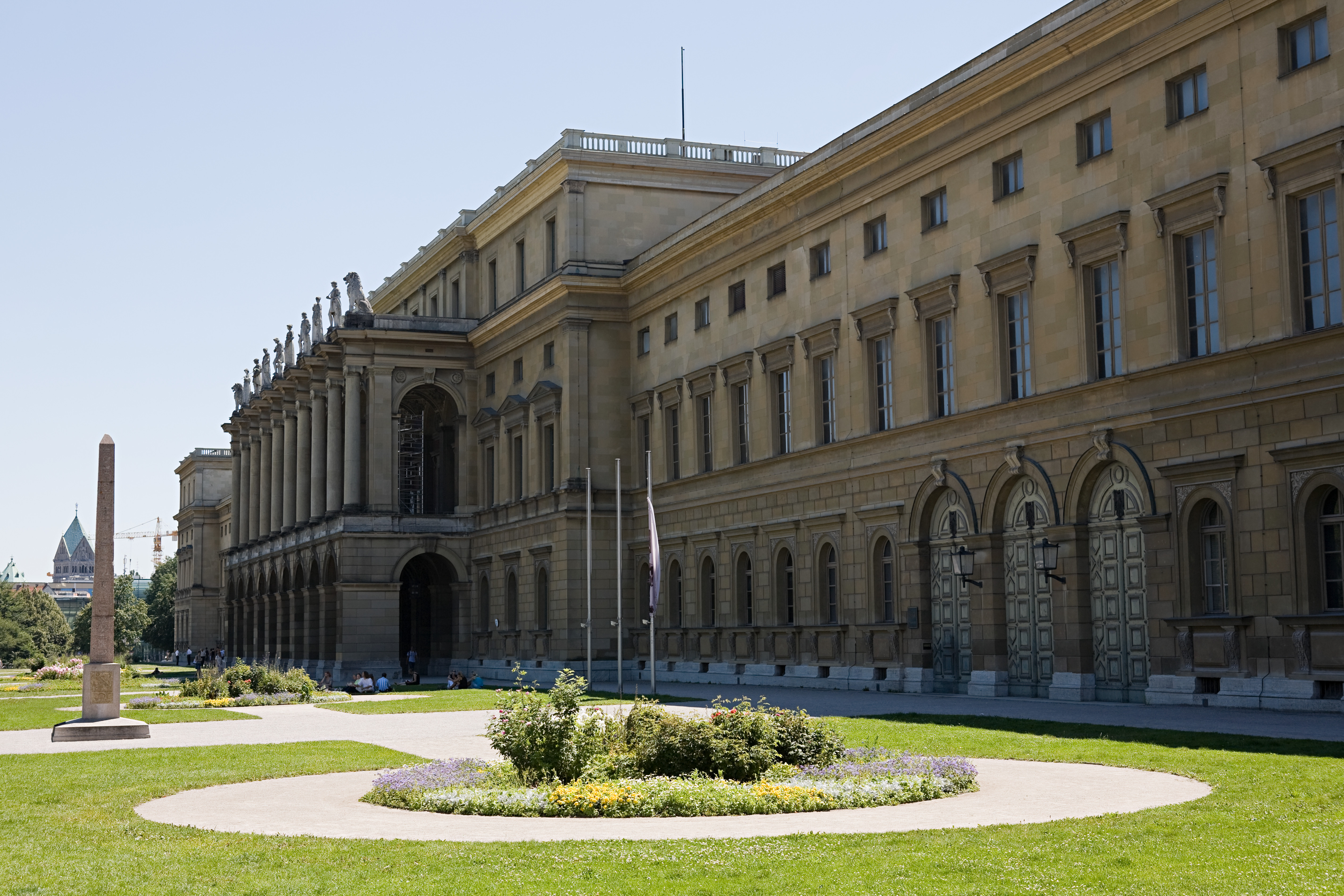 Palacio Residenz Múnich: fachada clásica, columnas, estatuas y jardín.
