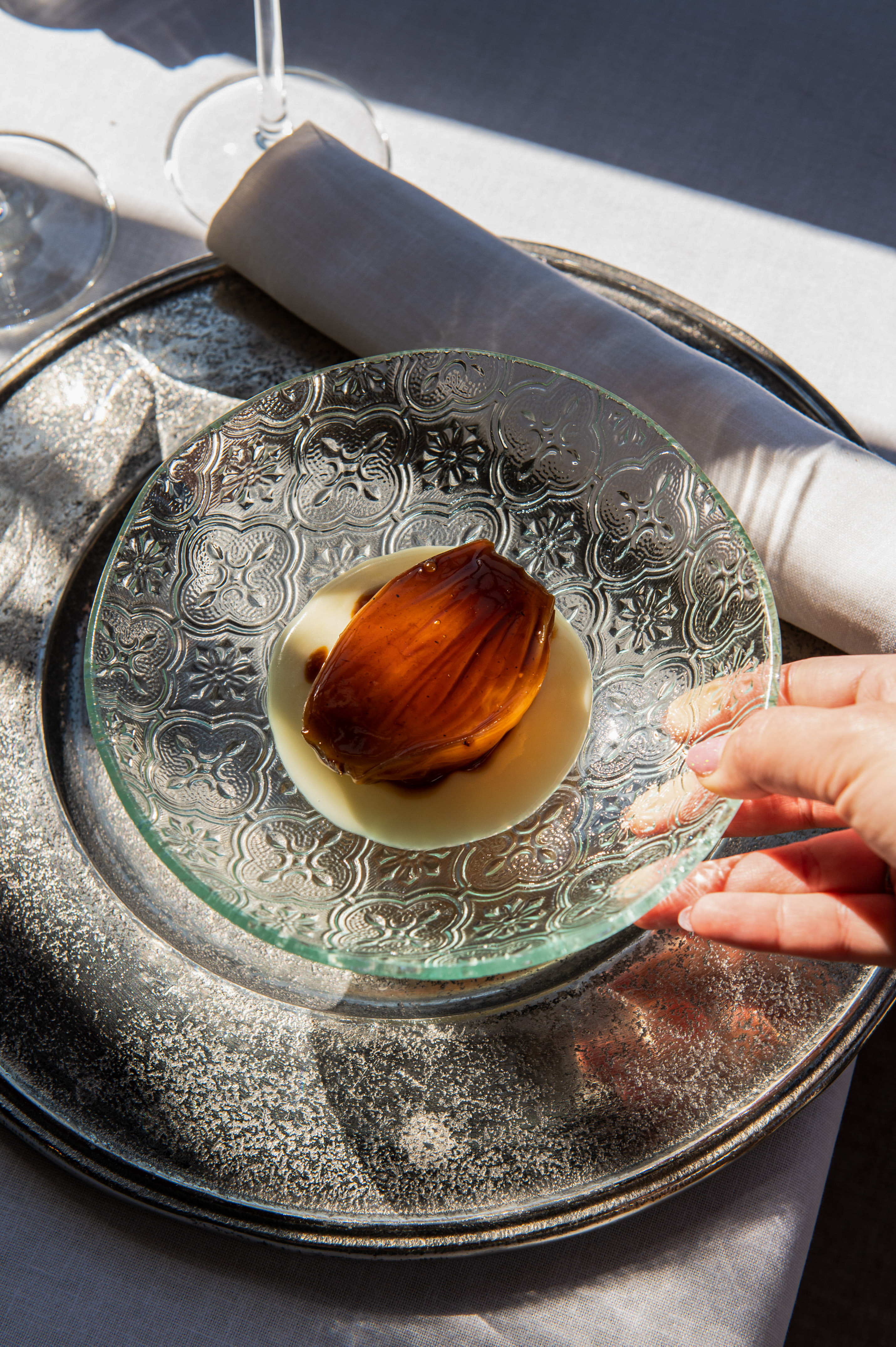 a hand holding a plate of food