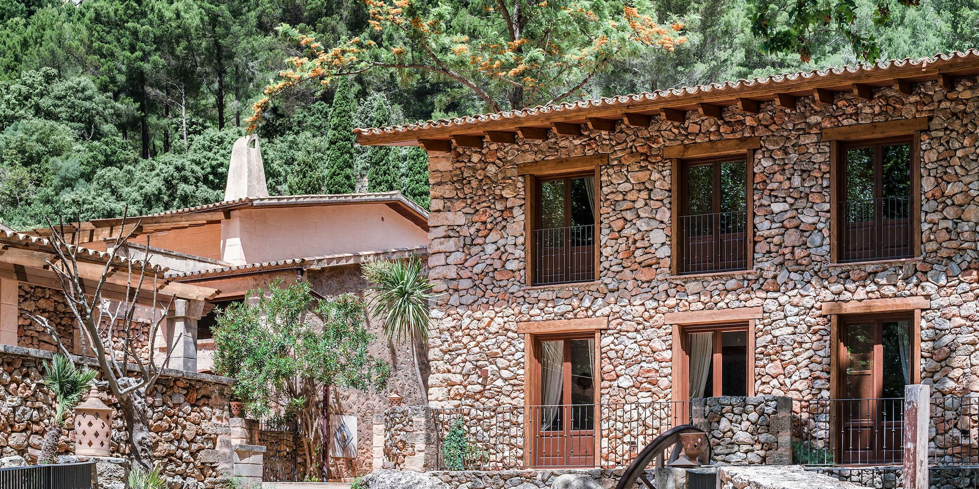 um edifício de pedra com uma roda na frente dele