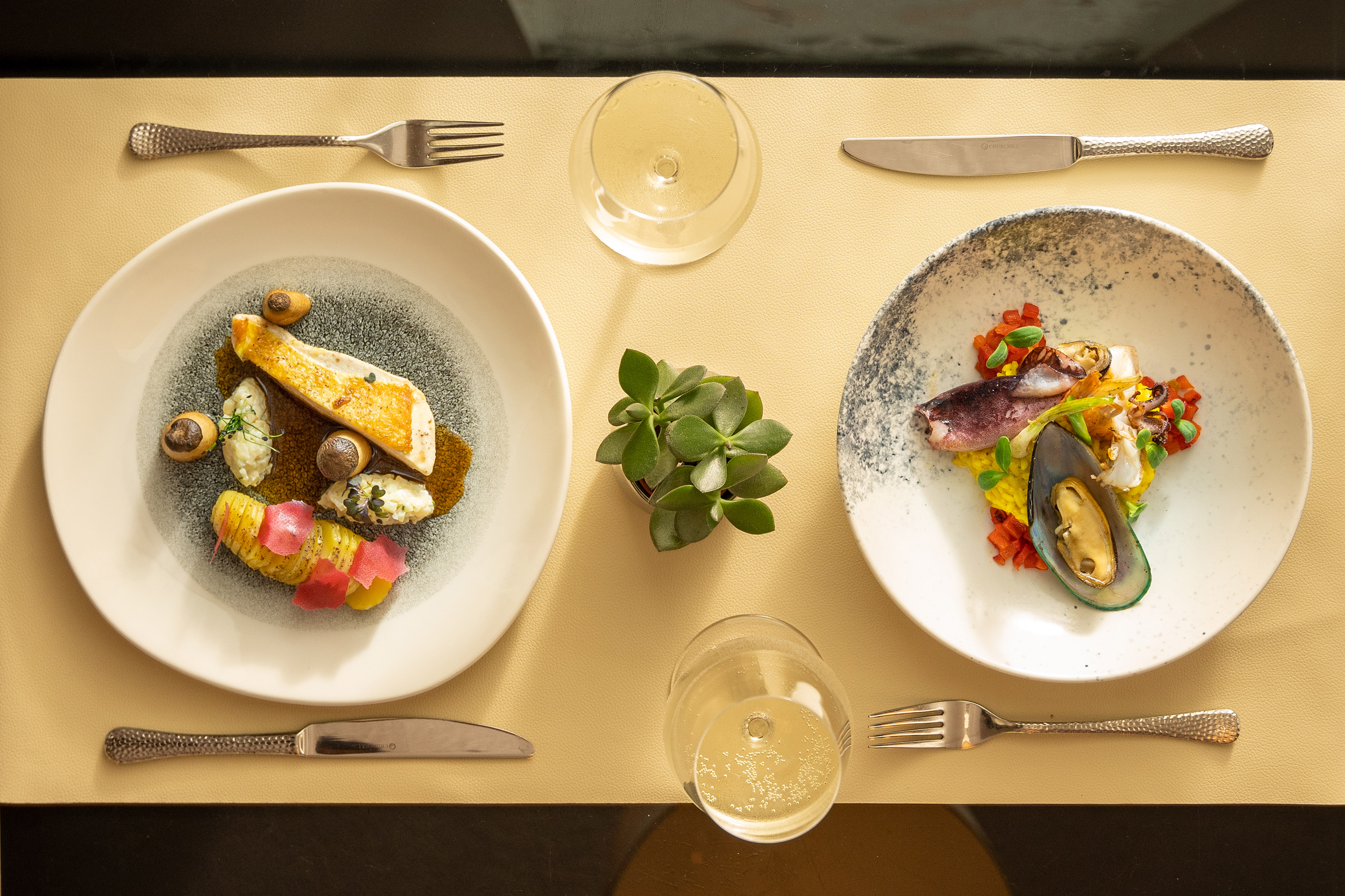 Elegant restaurant dining with gourmet chicken and seafood, wine glasses. - Restaurant VEN - Innside Dresda, Dresda