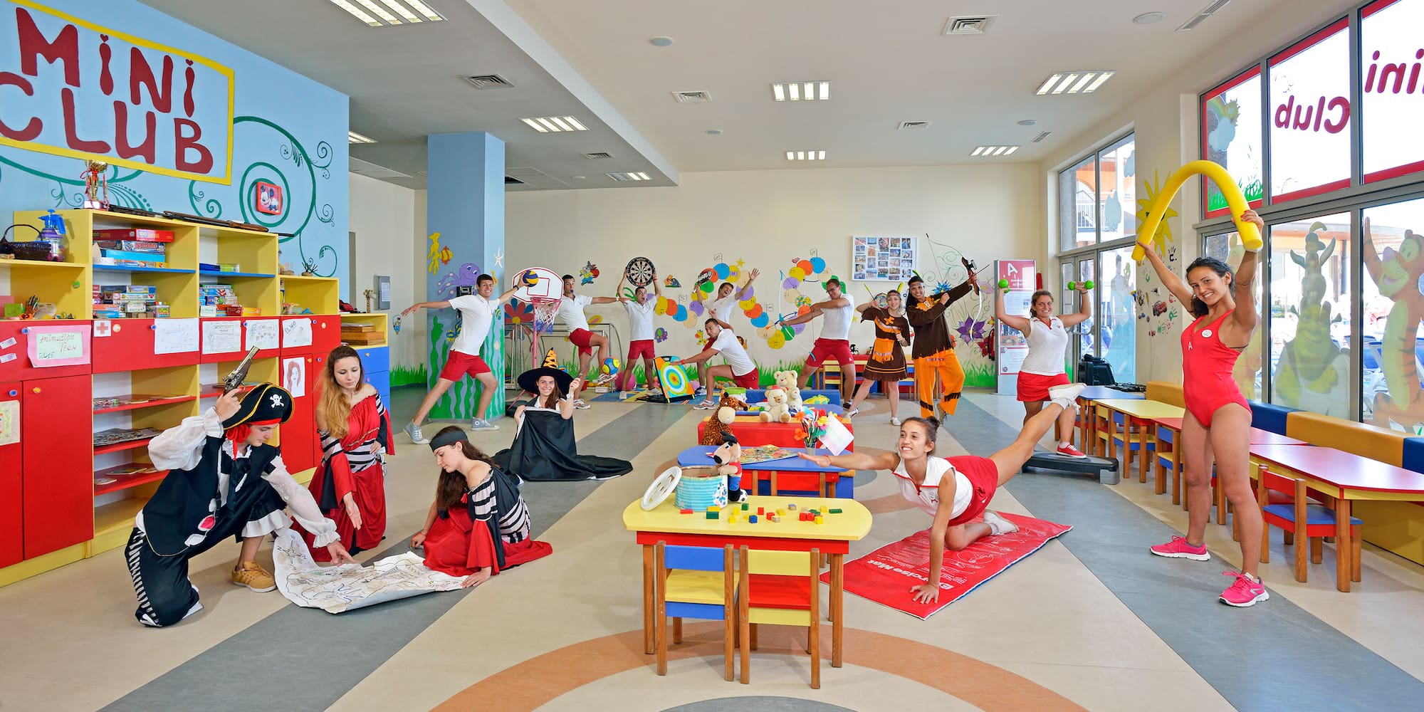 eine Gruppe Personen in einem Raum