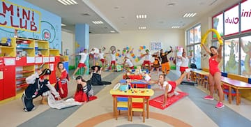 um grupo de pessoas numa sala