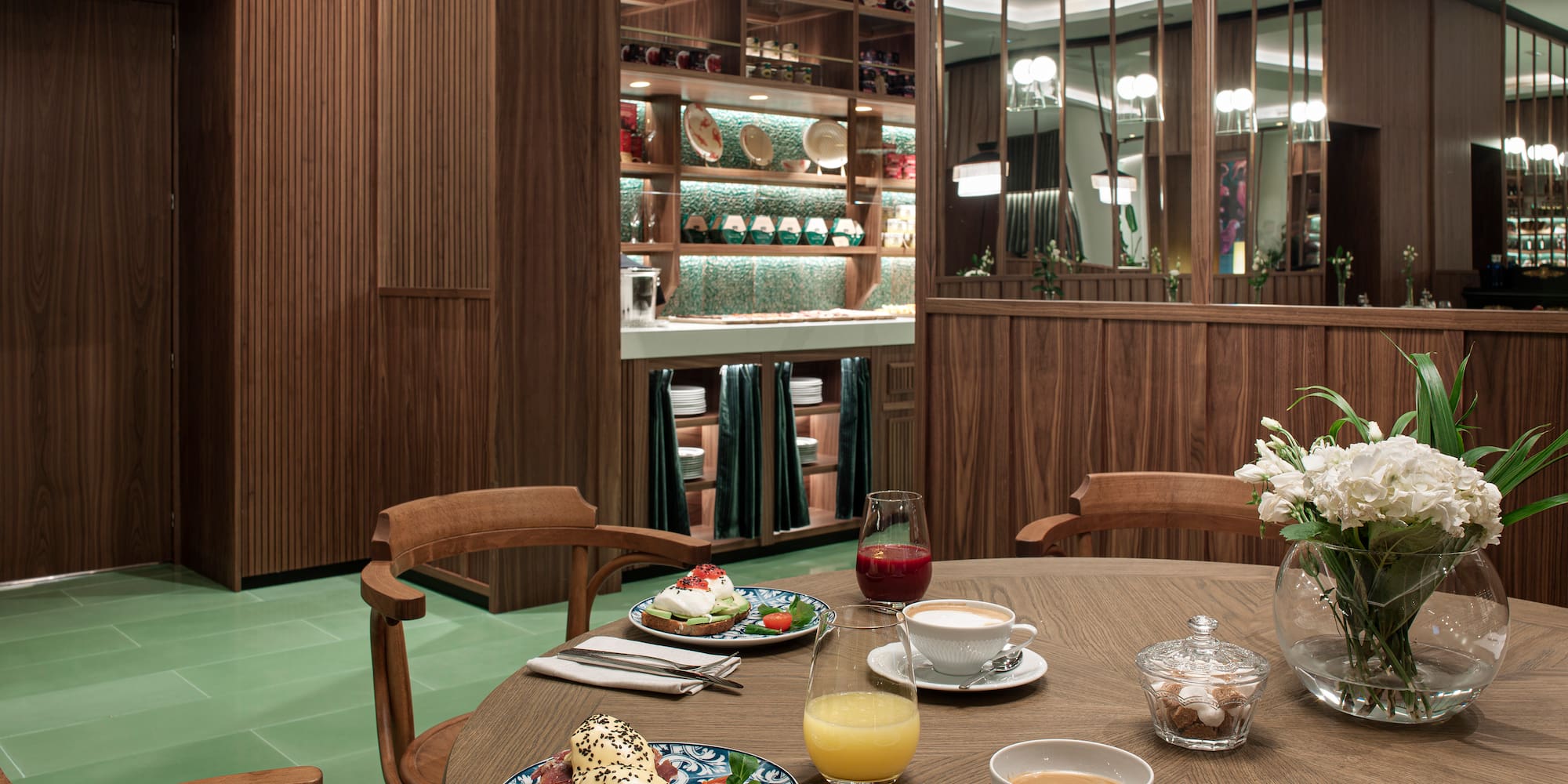 o masă cu farfurii și pahare pe ea