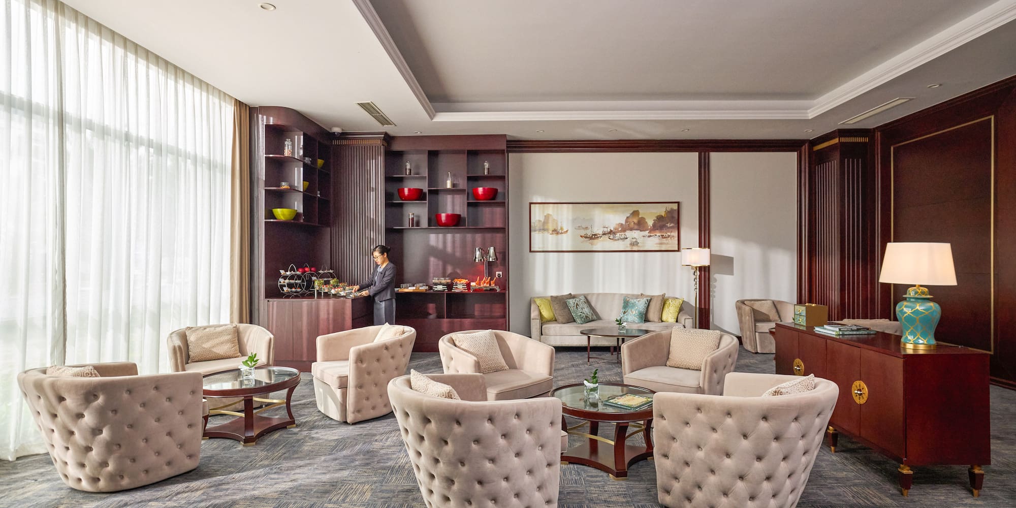 um grande edifício branco com colunas e arcos