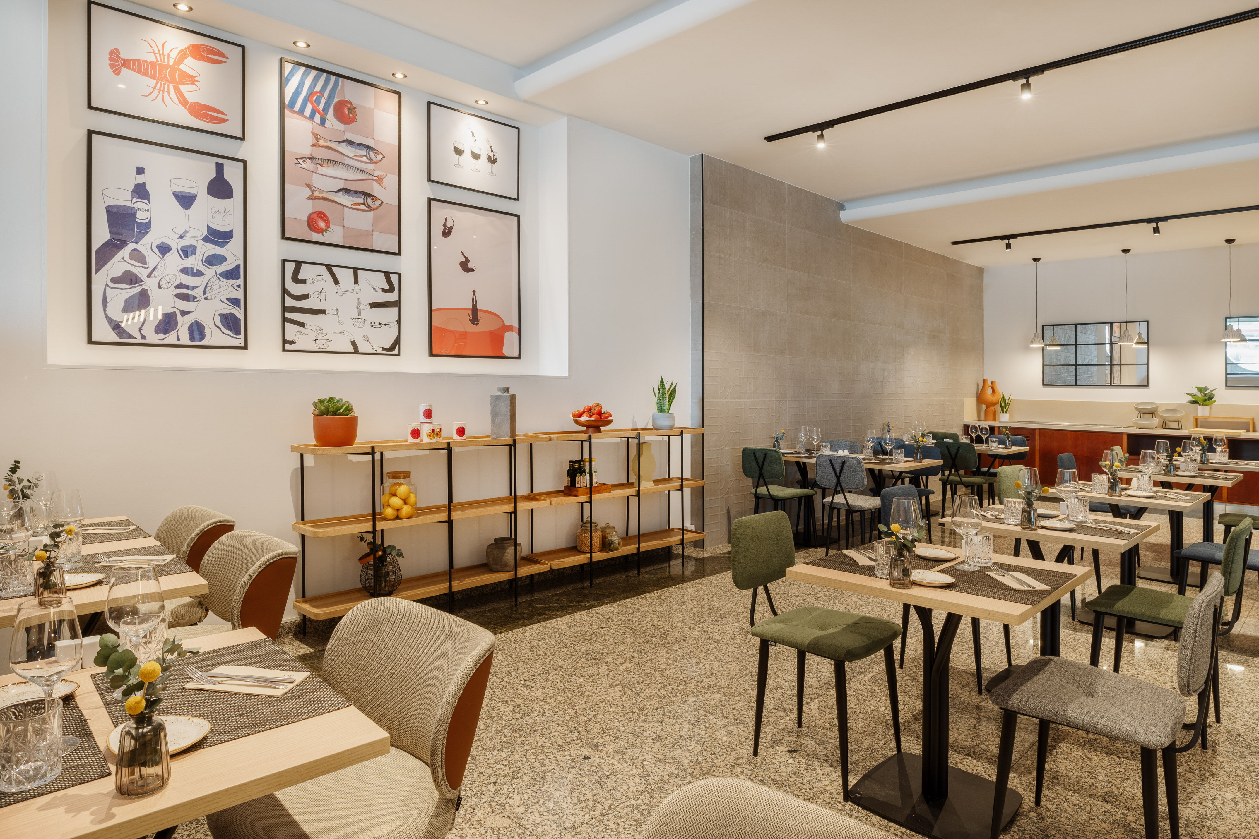Comedor de restaurante moderno con mesas puestas y arte culinario.