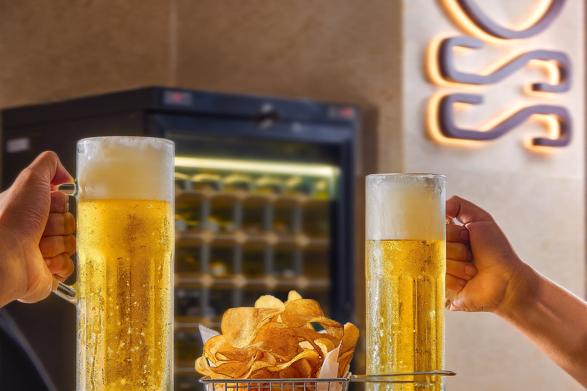 Brindis con jarras de cerveza y papas fritas en un bar Moss.