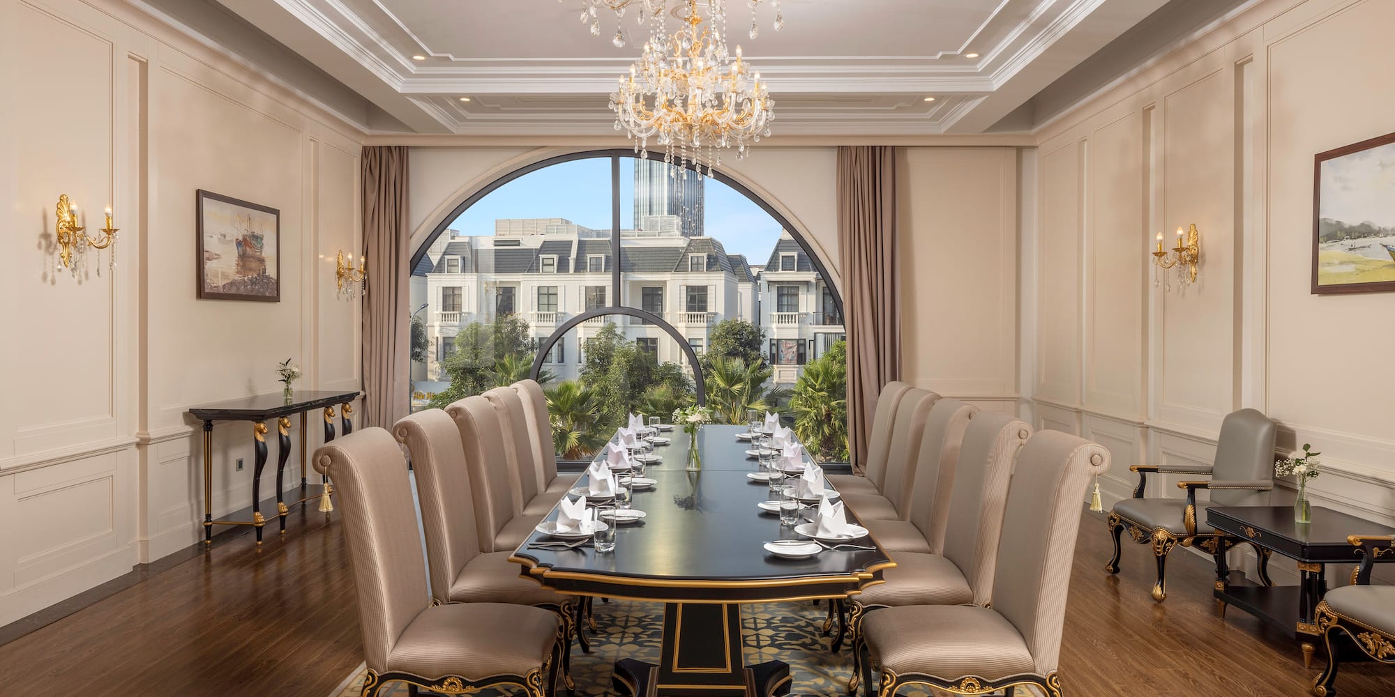 uma sala com mesa e cadeiras