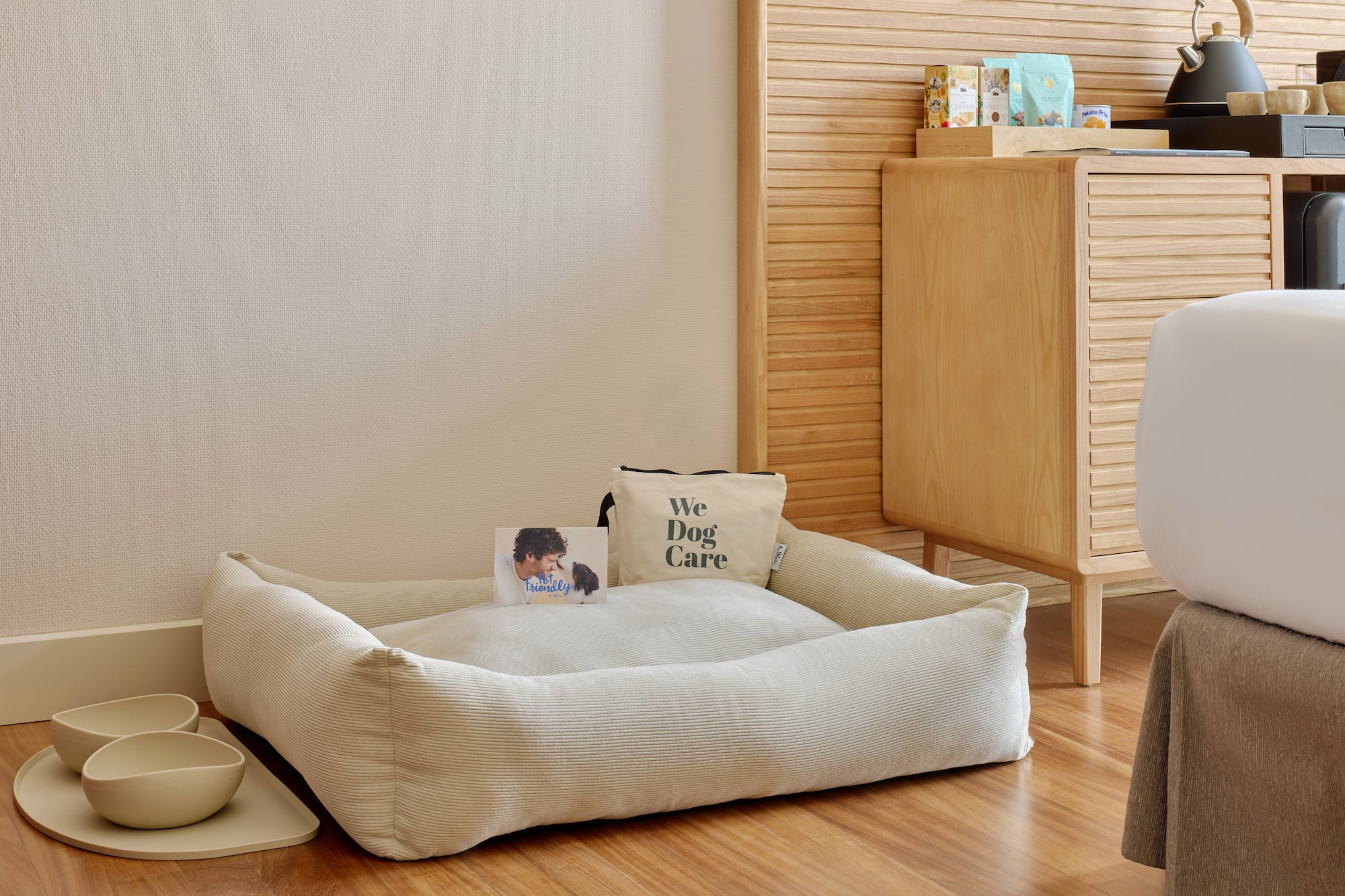 Cama y cuencos para perro en hotel pet friendly, kit de bienvenida.