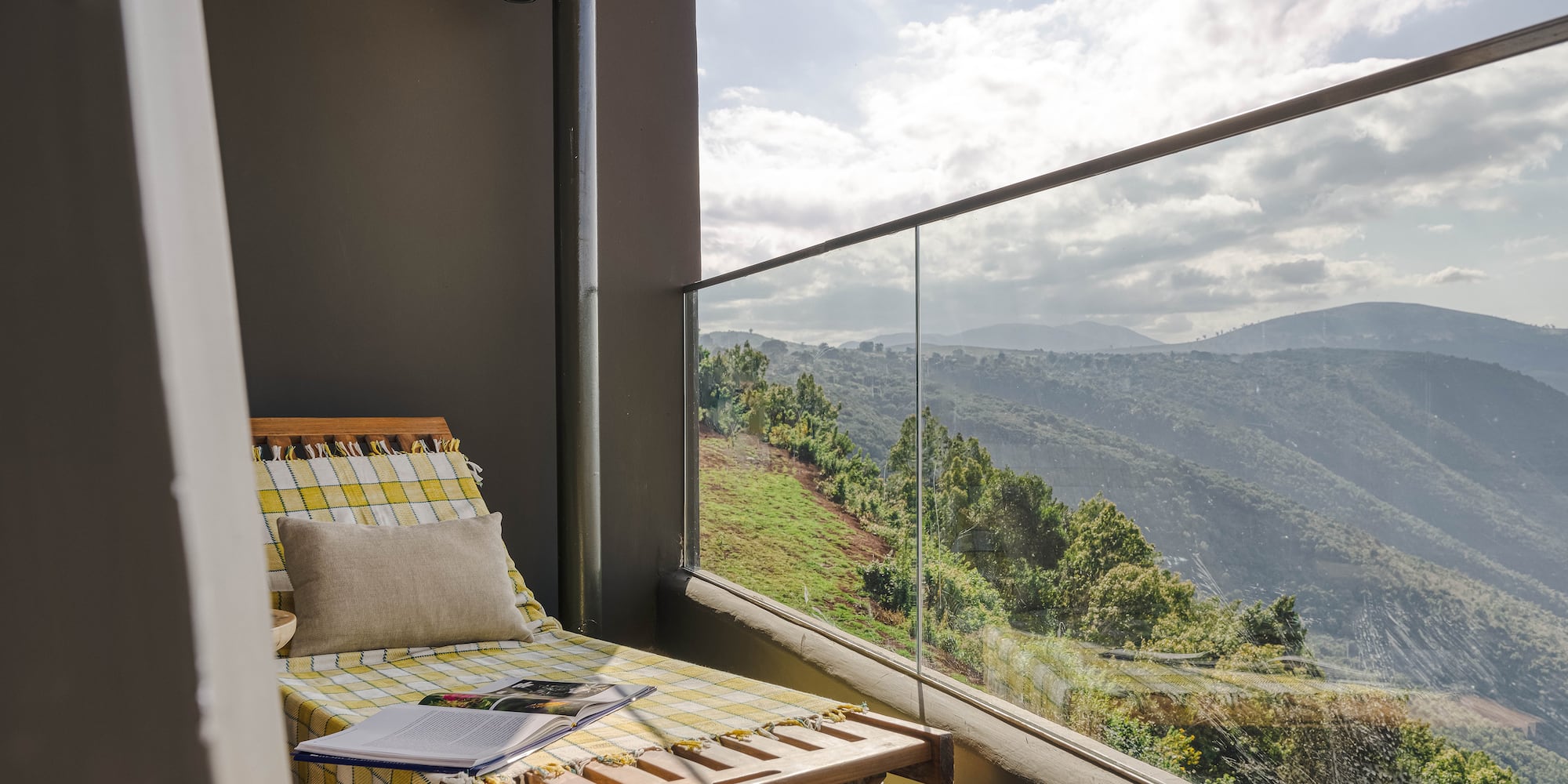 una sedia su un balcone che dà su una vallata