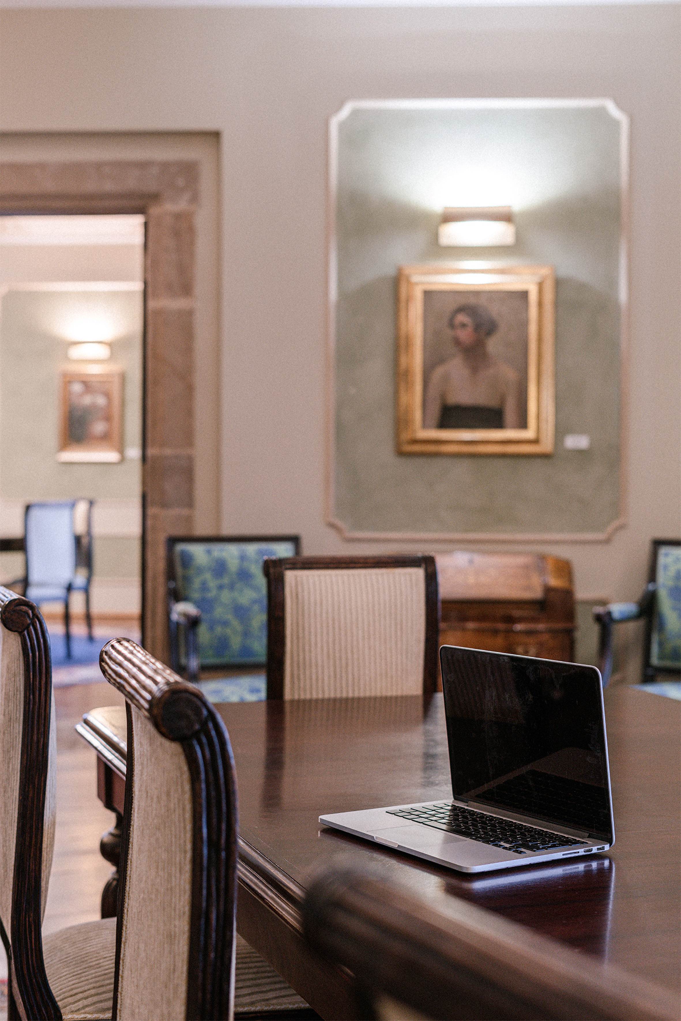 Modern laptop on polished dark wood table in elegant conference room. - Galiana Grande - Palacio de Avilés Afiliat Meliá, Avilés