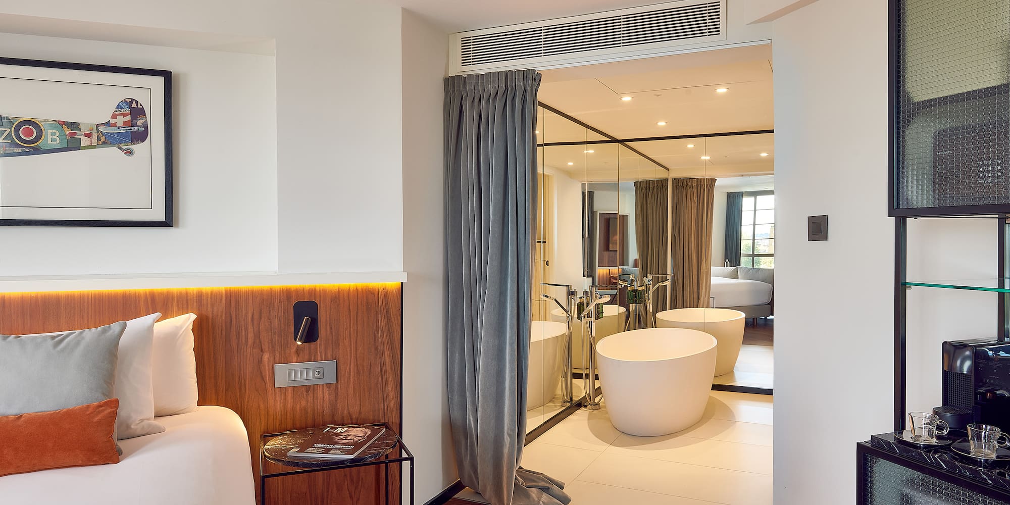 a room with a mirror and bathtub