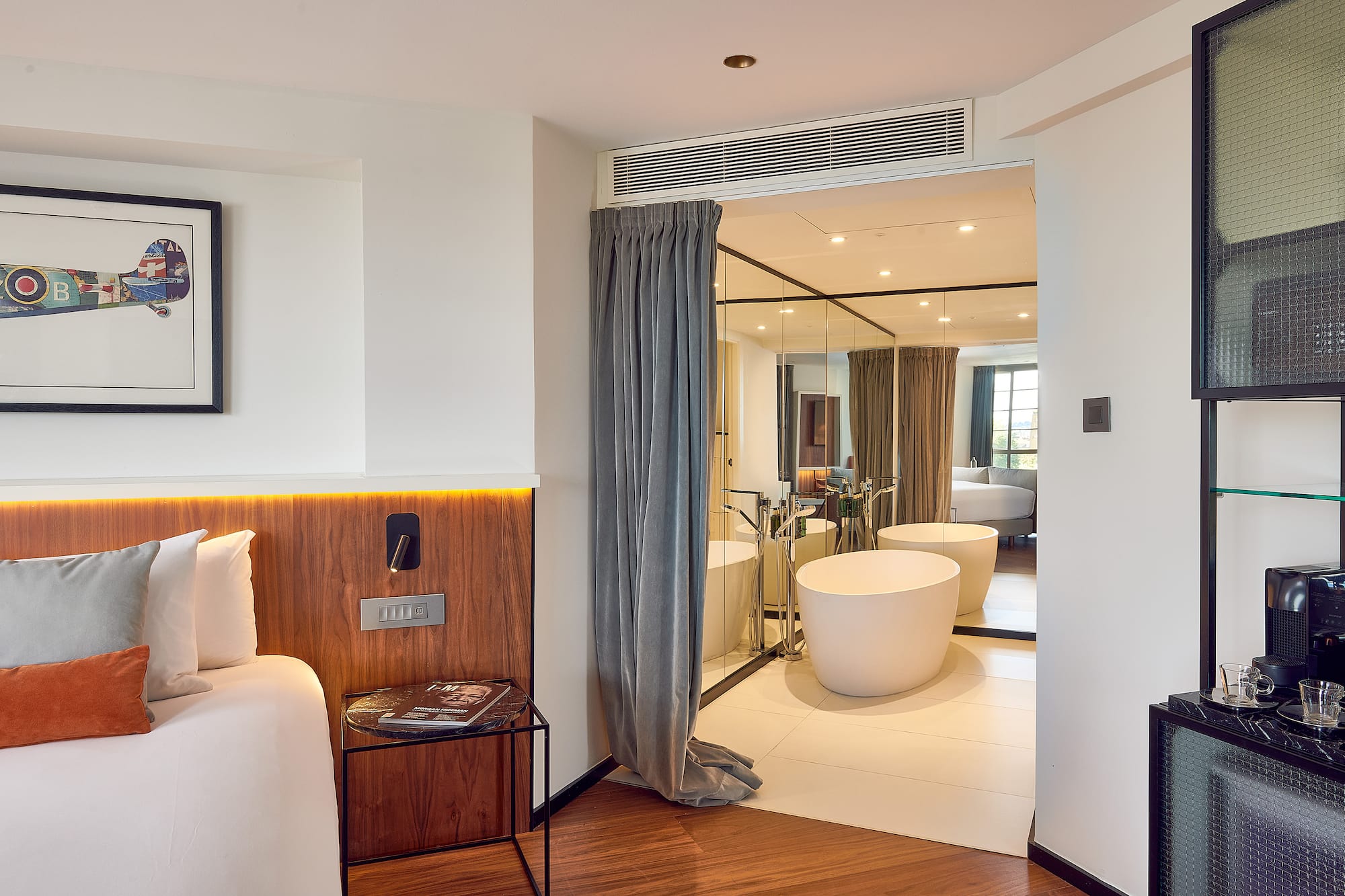 a room with a mirror and bathtub