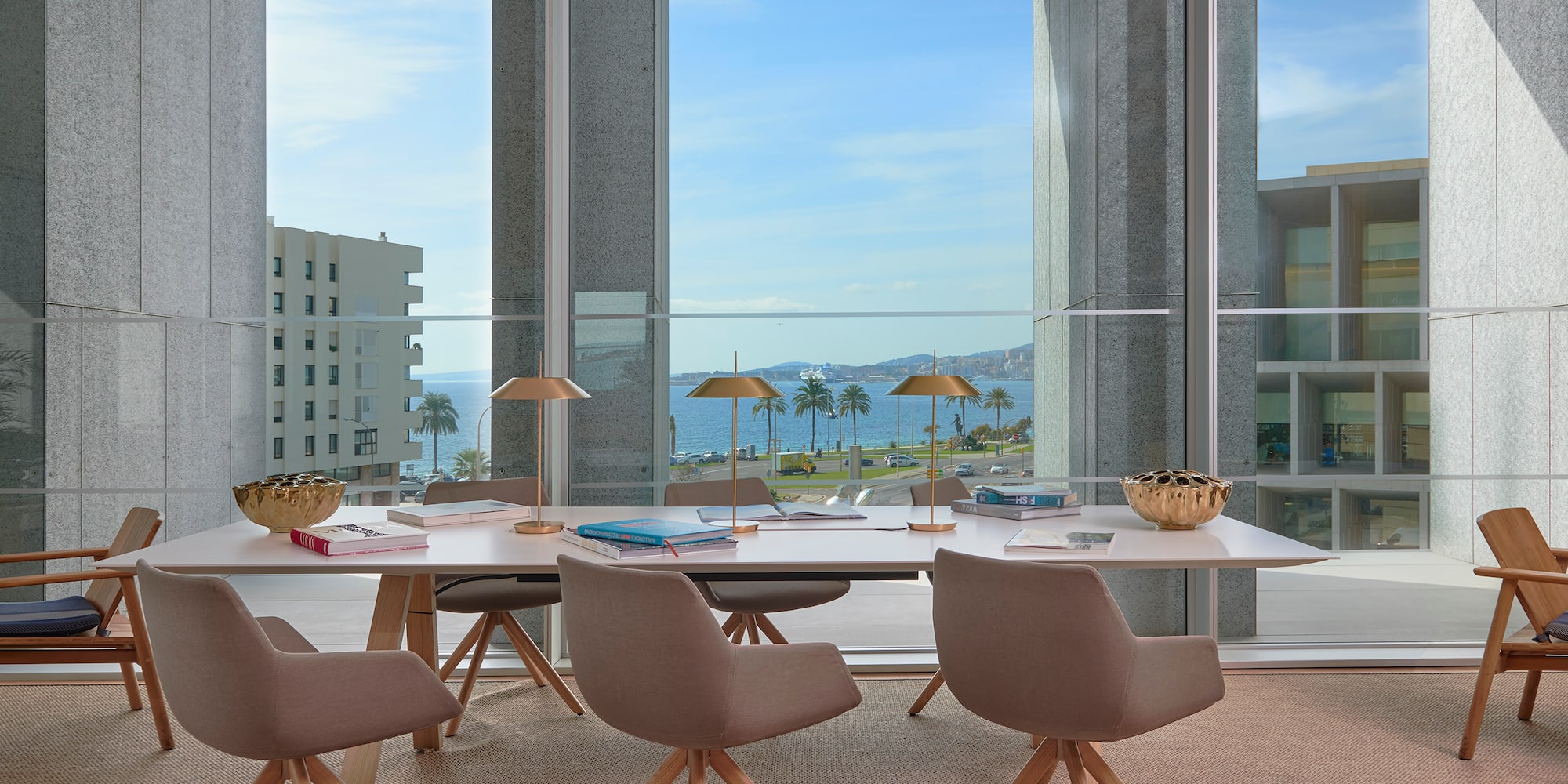 místnost se stolem a židlemi